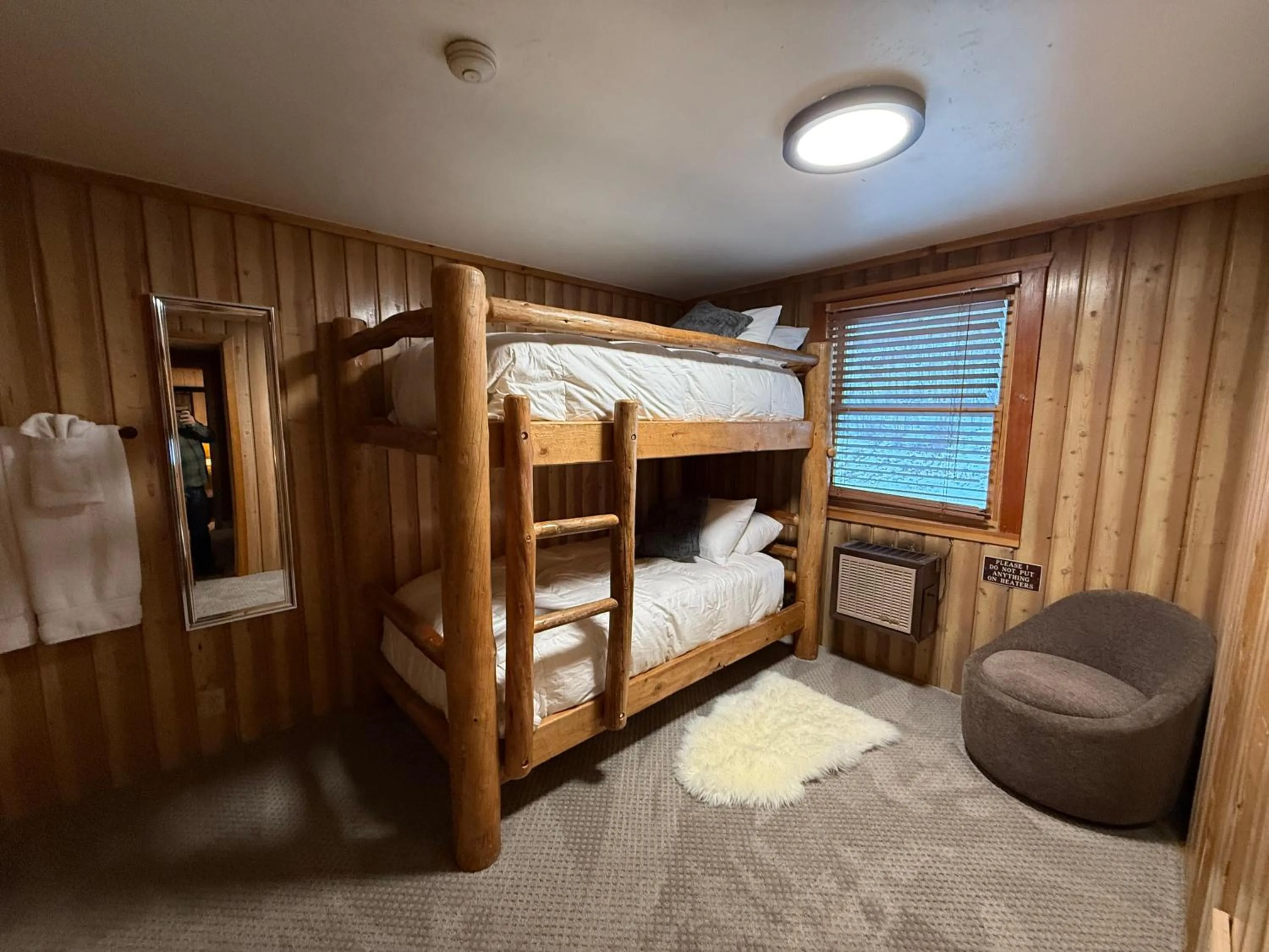 Bed in Silver Fork Lodge & Restaurant