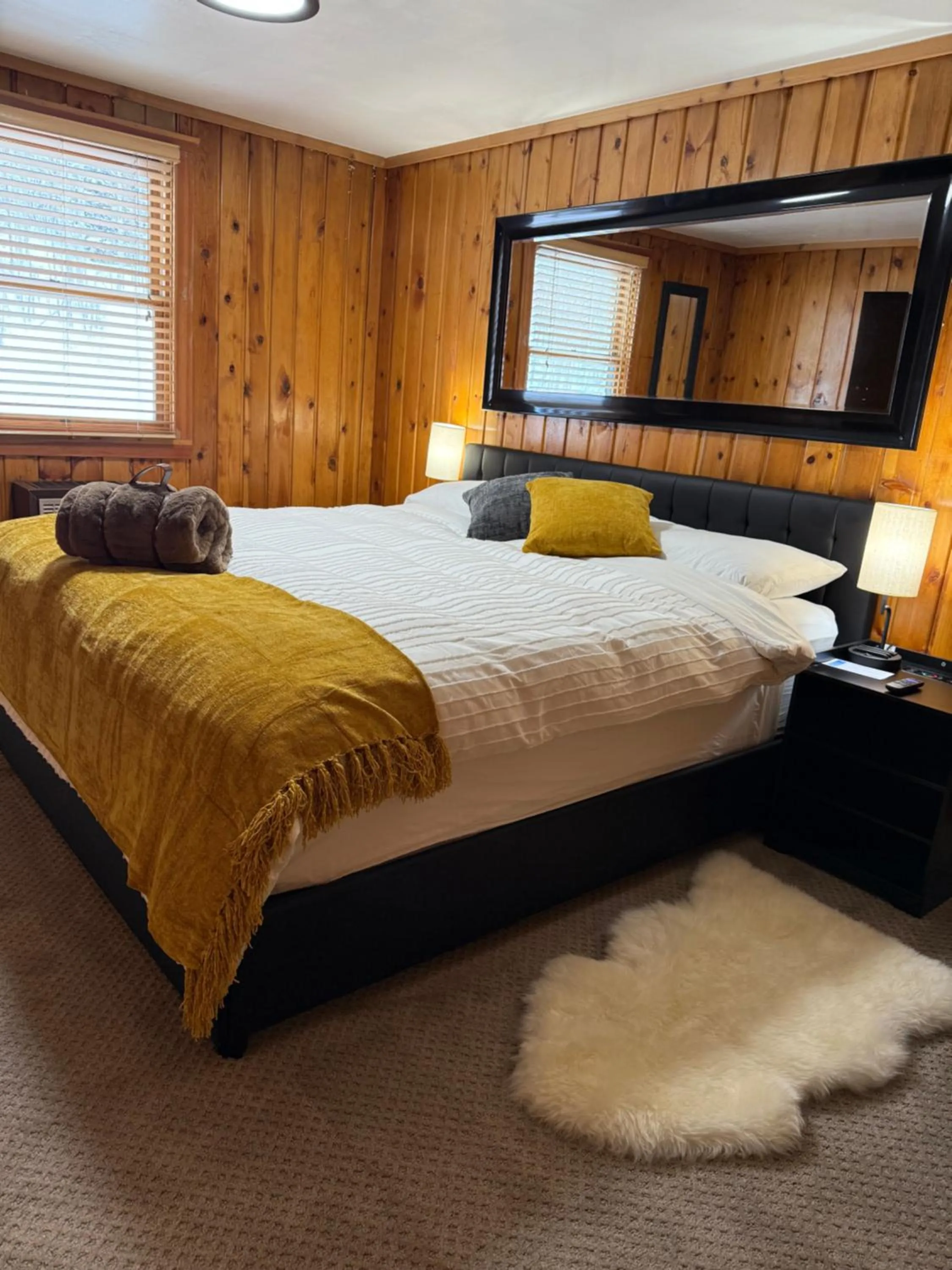 Bed in Silver Fork Lodge & Restaurant