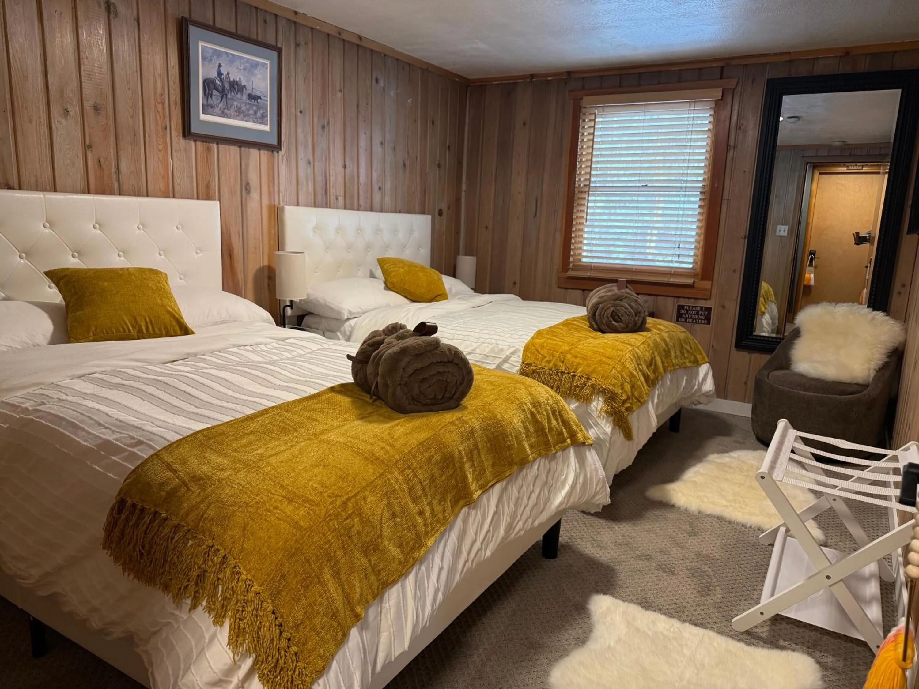 Bed in Silver Fork Lodge & Restaurant