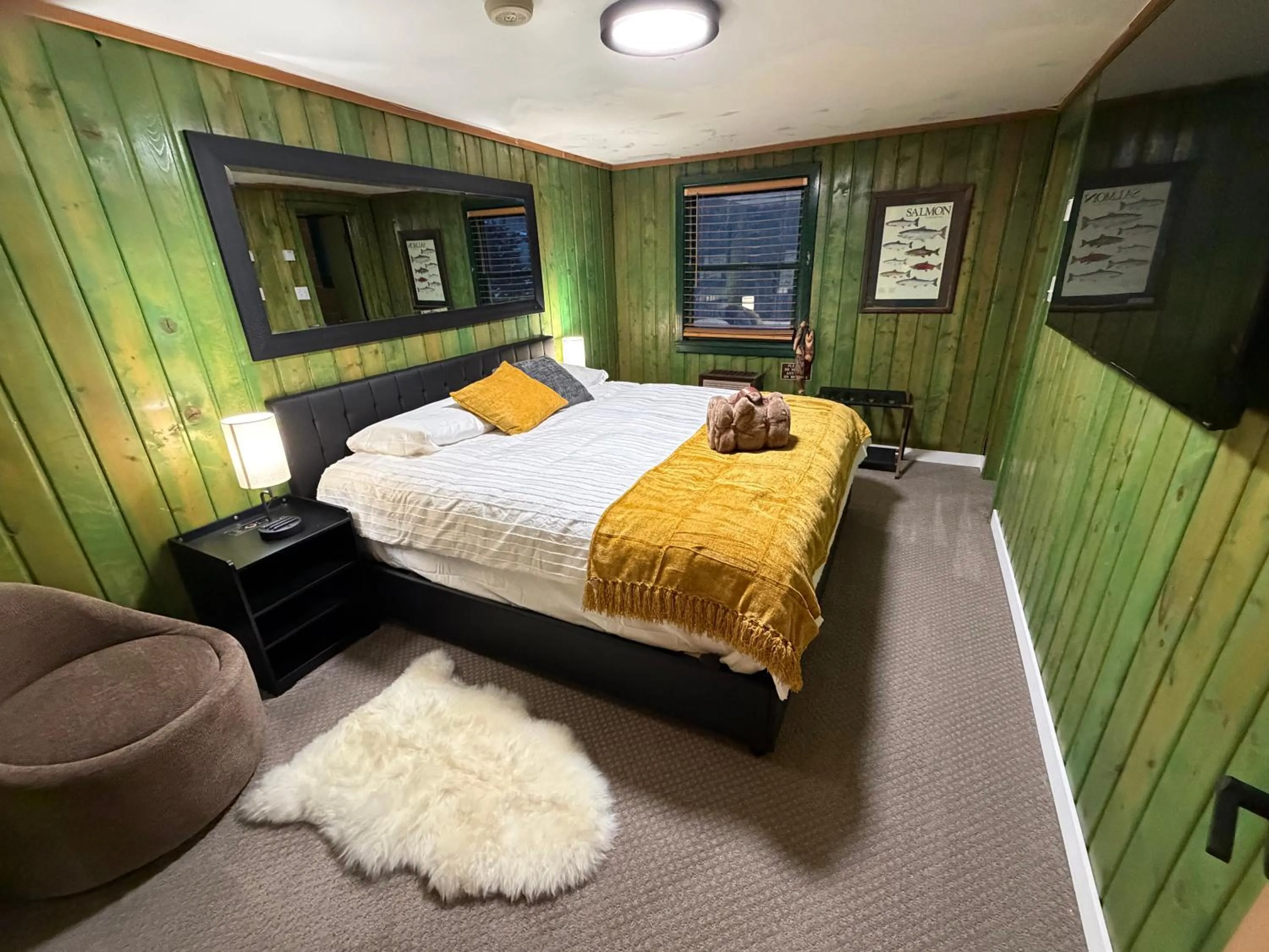 Bed in Silver Fork Lodge & Restaurant