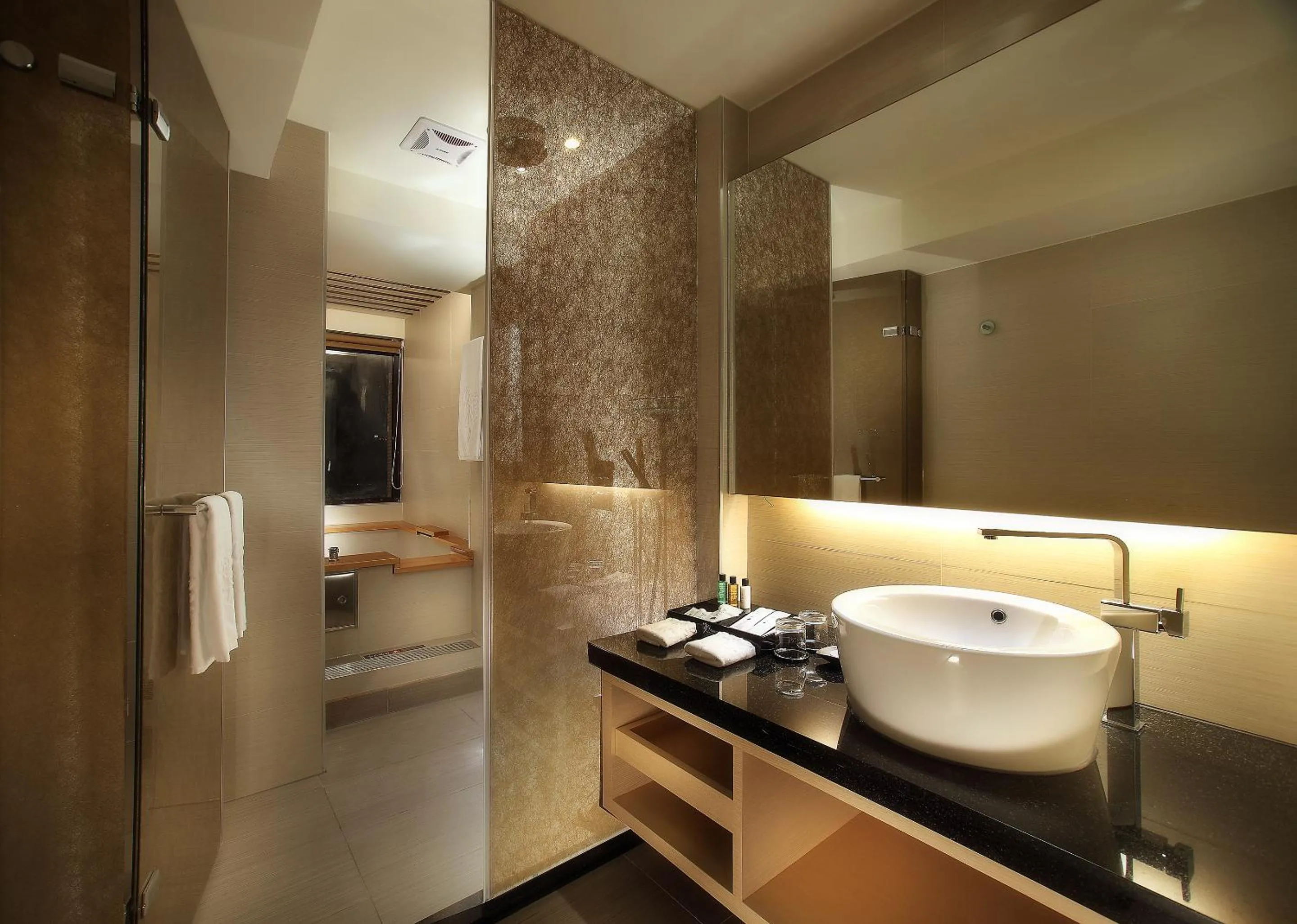 Shower in Sun Moon Lake Hotel