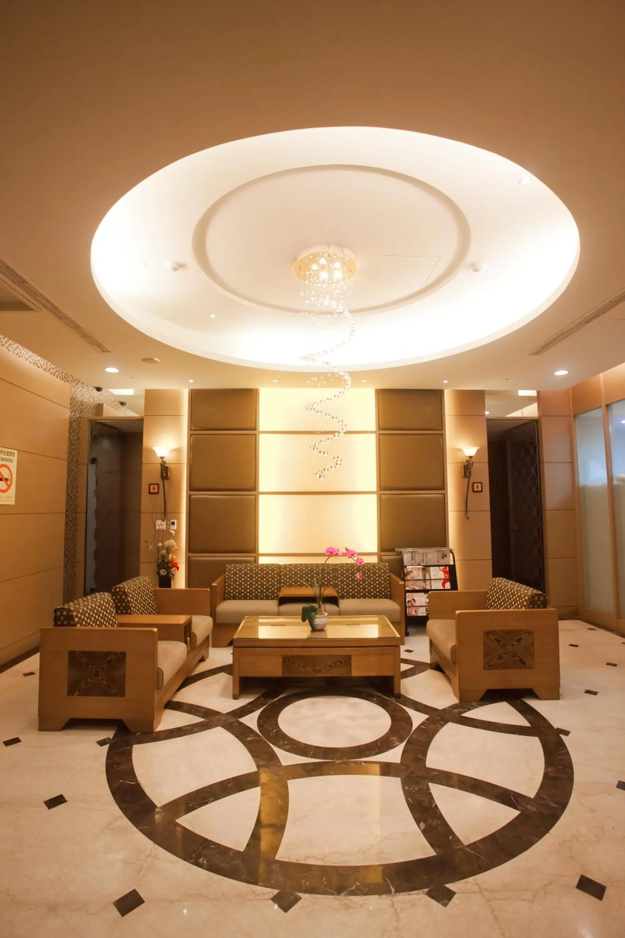 Communal lounge/ TV room in Sun Moon Lake Hotel