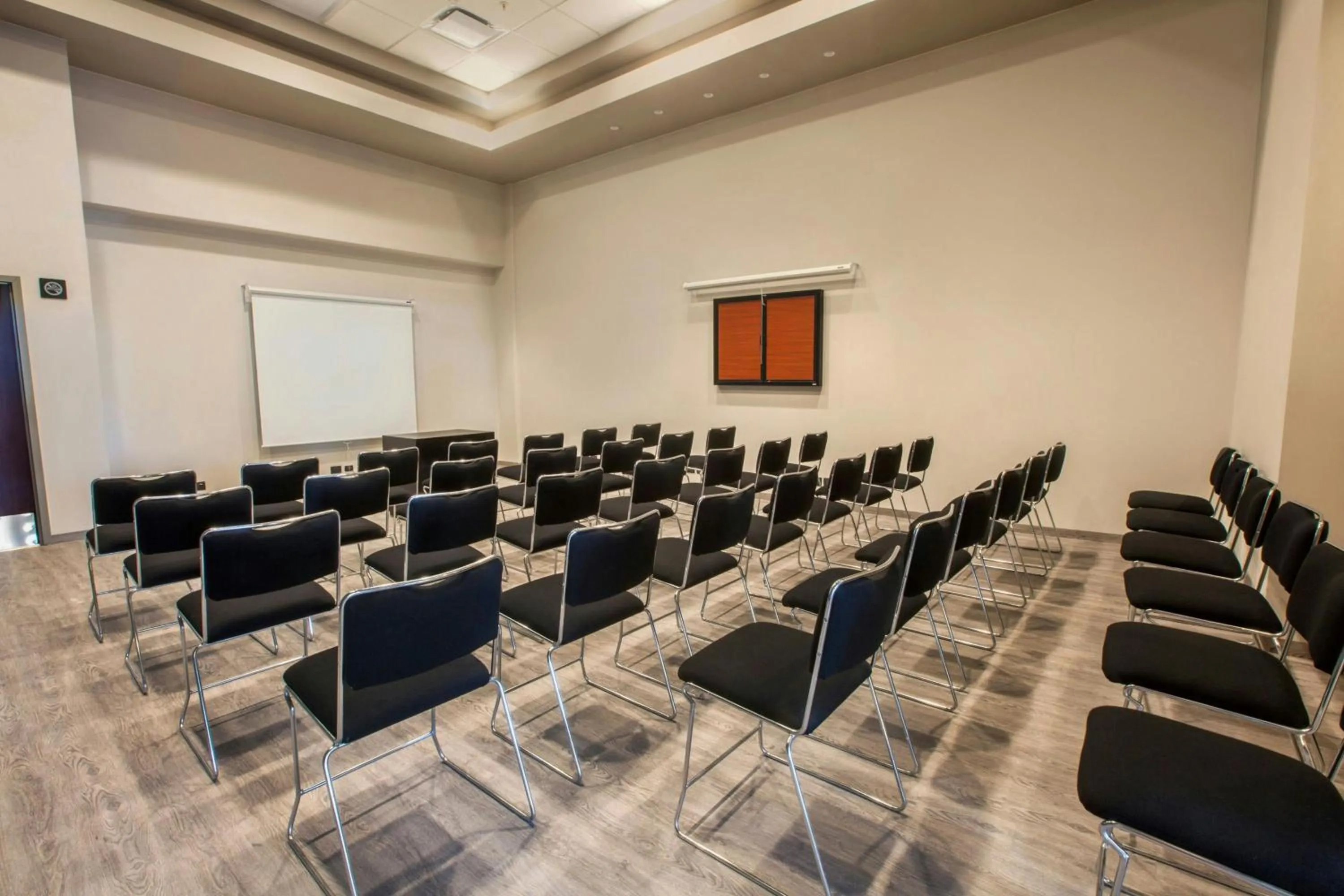 Meeting/conference room in City Express Plus by Marriott Ensenada