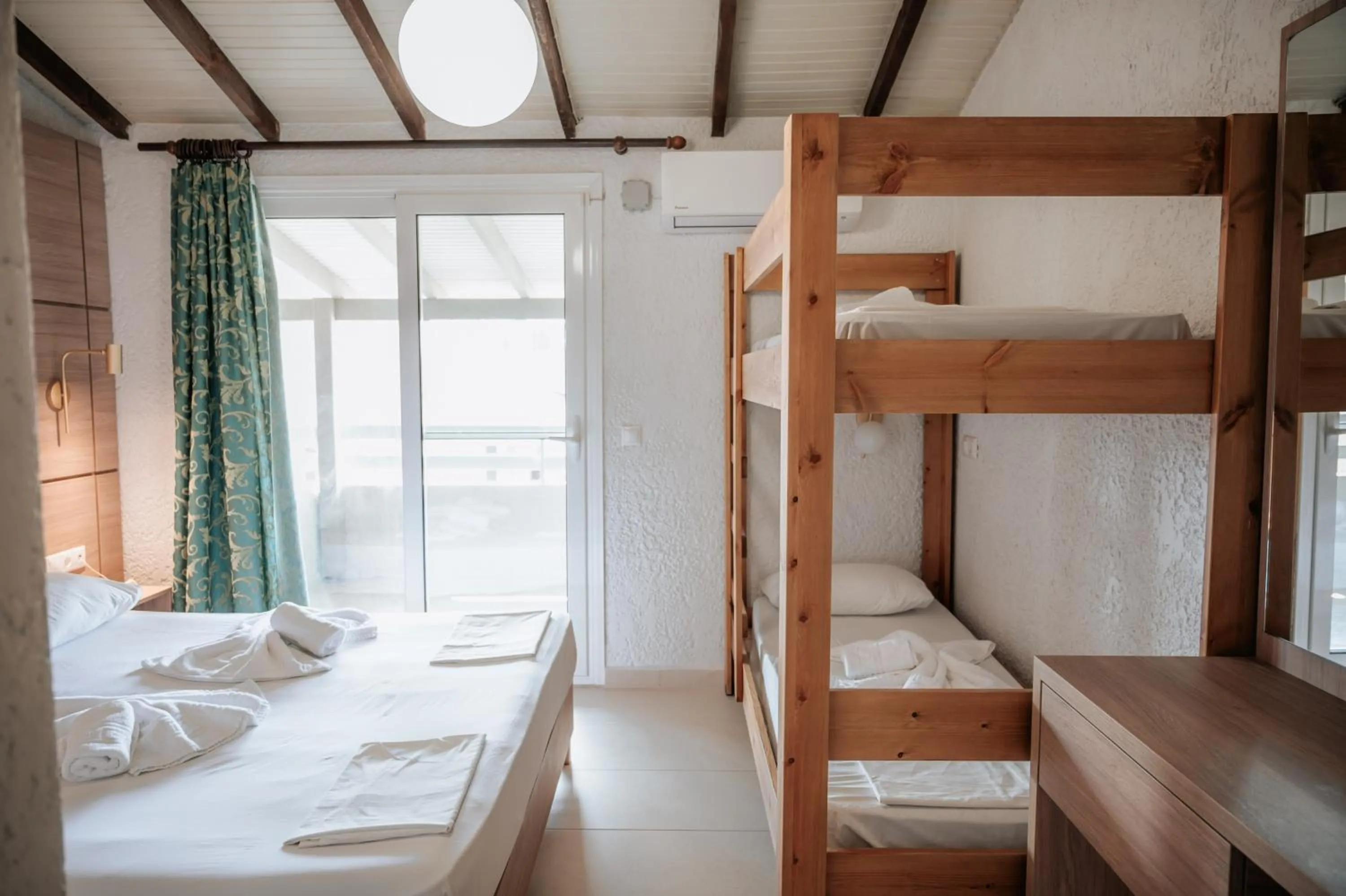 Bed, Bunk Bed in Hotel Platon Beach