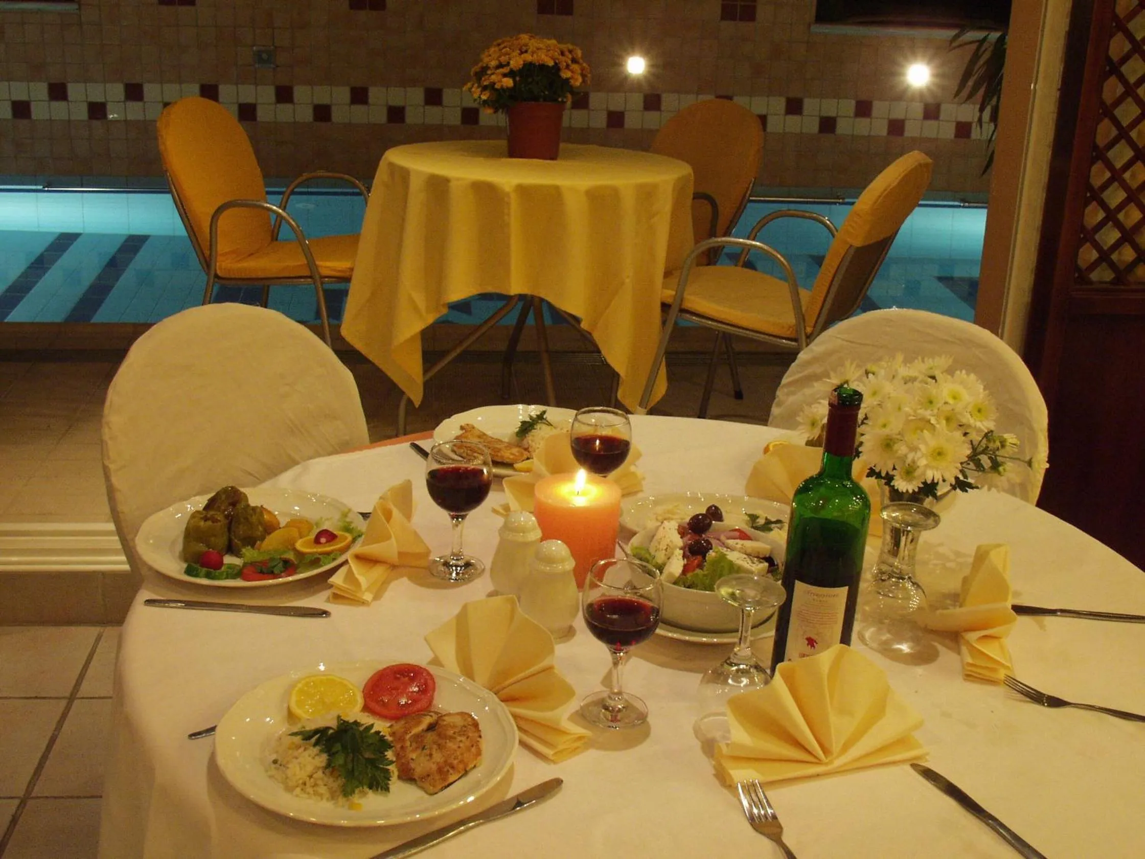 Restaurant/Places to Eat in Hotel Platon Beach