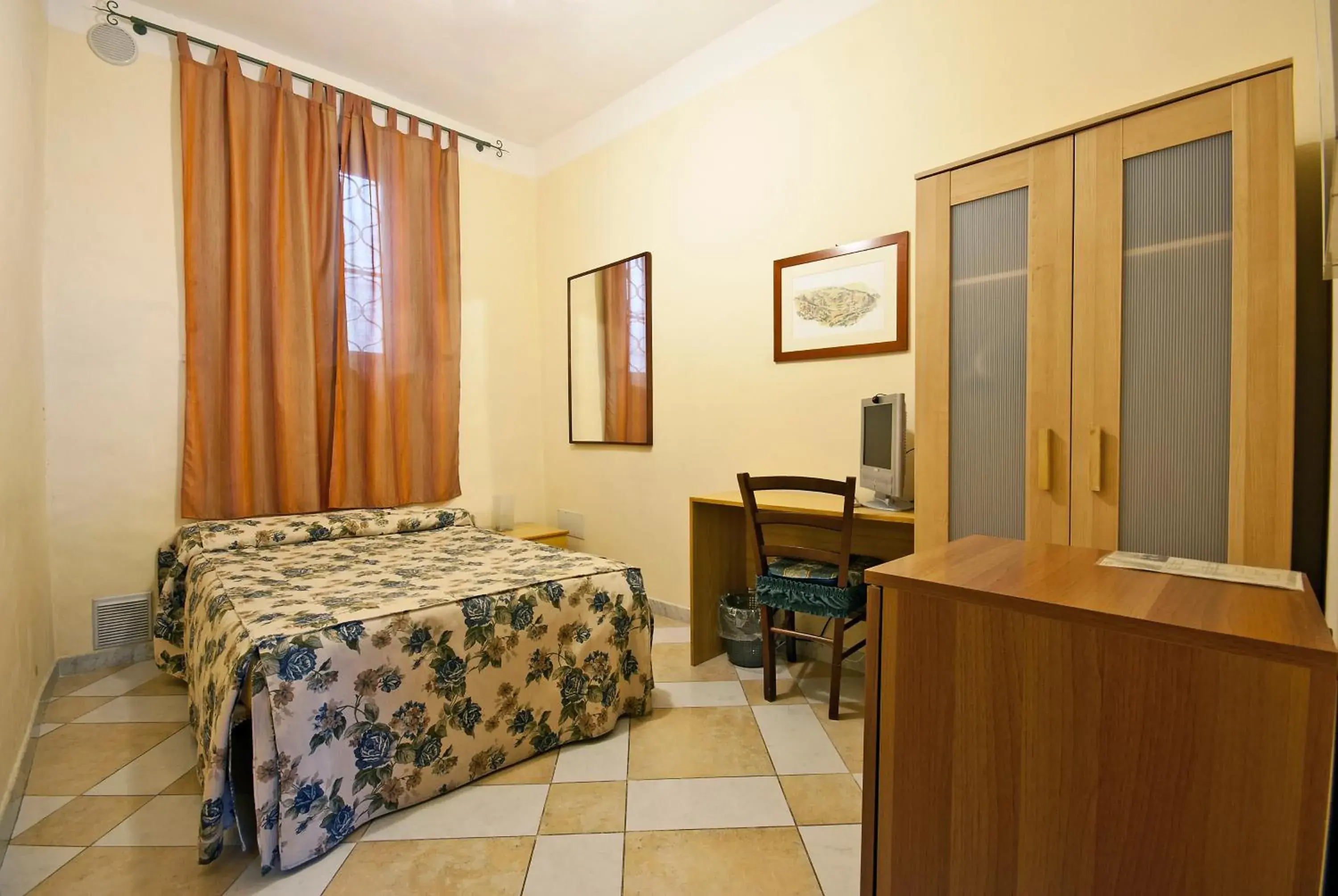 Economy Single Room in Al Mercato B&B Economy Single Room in Al Mercato B&B