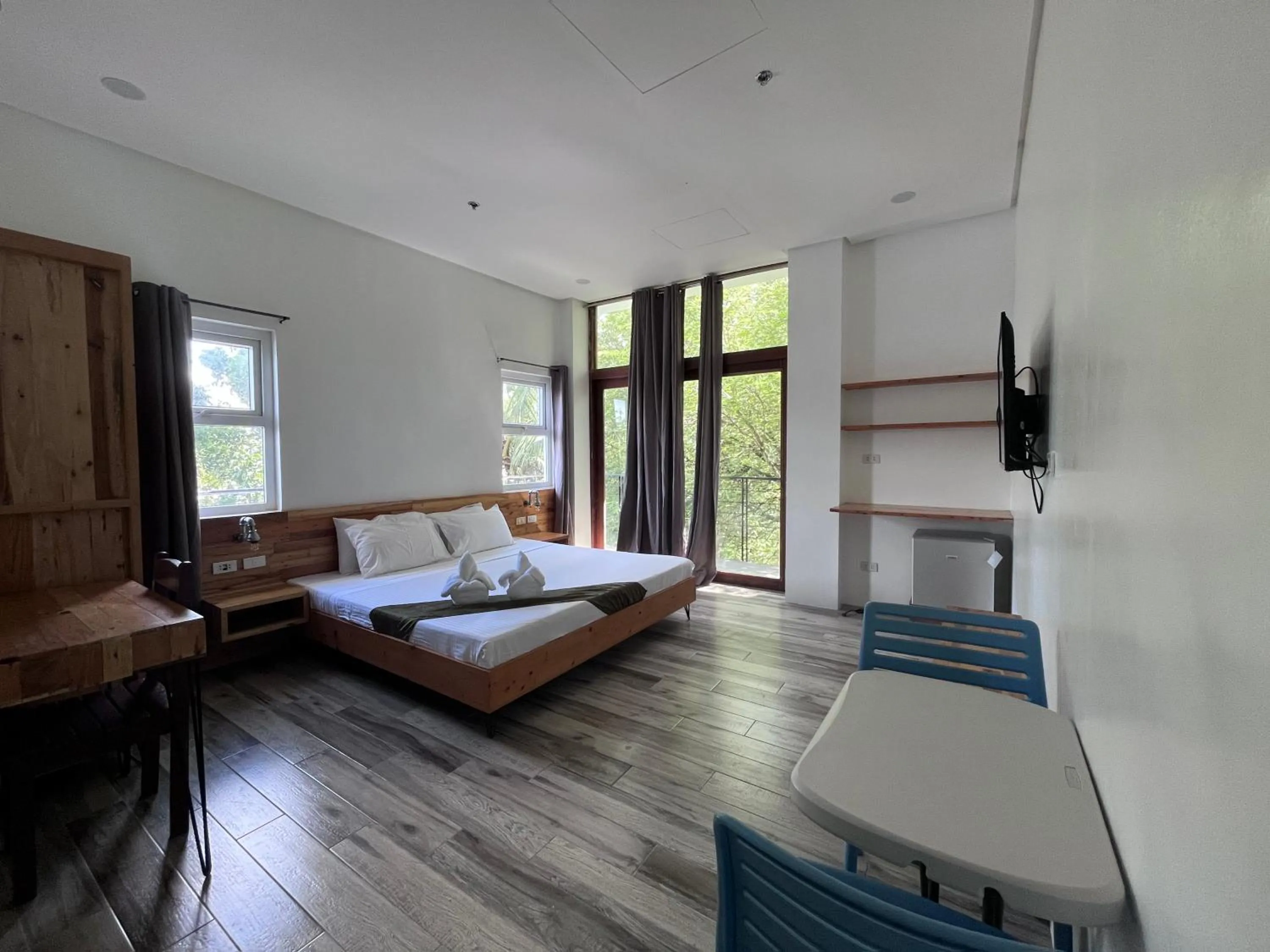 Bed in Blue Lagoon Inn & Suites