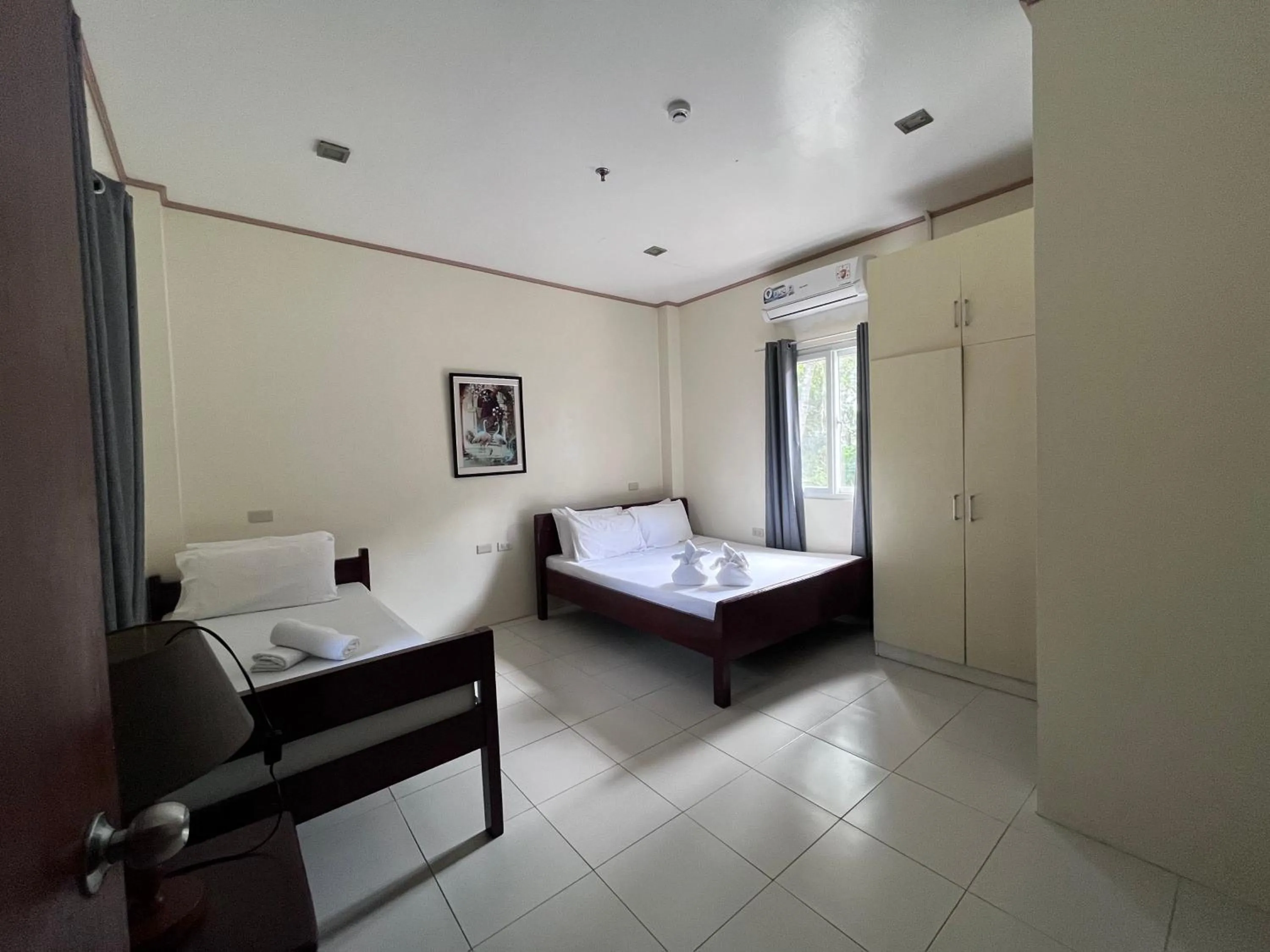 View (from property/room), Bed in Blue Lagoon Inn & Suites