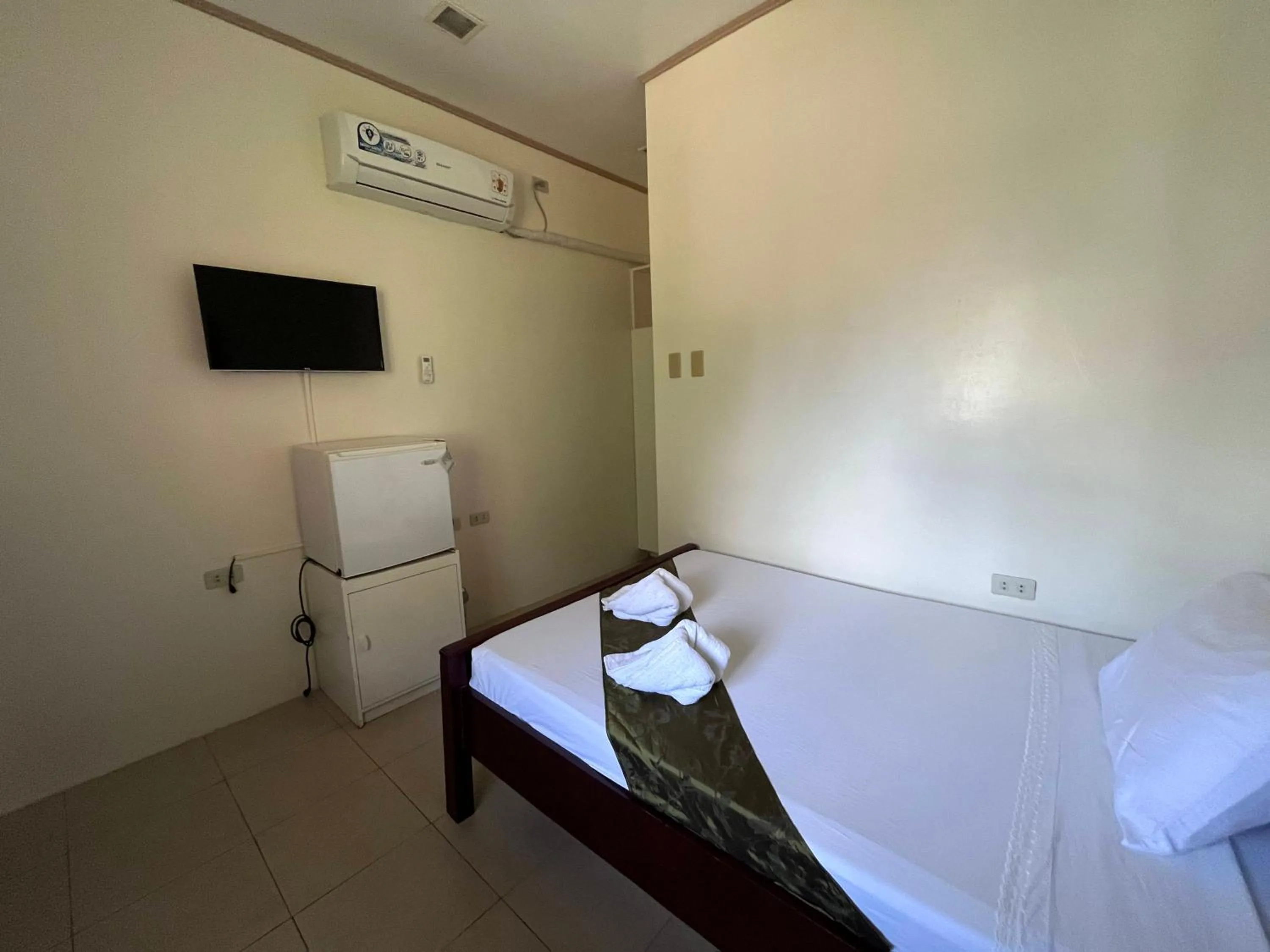 Bedroom, Bed in Blue Lagoon Inn & Suites