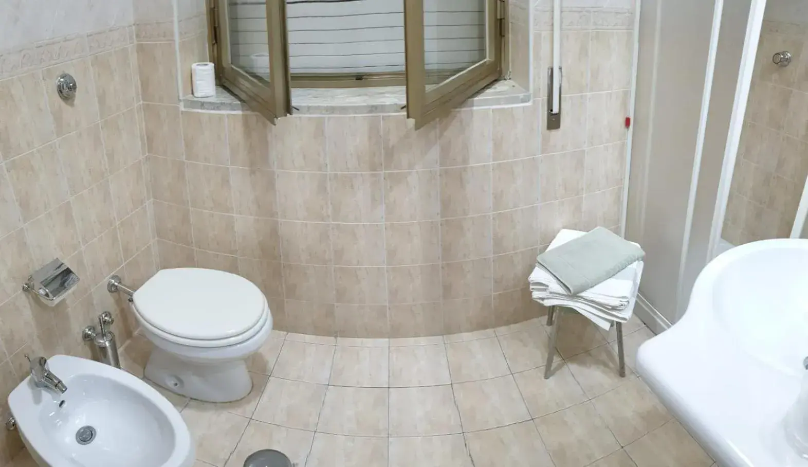 Economy Twin Room in Grand Hotel Pavone Economy Twin Room in Grand Hotel Pavone