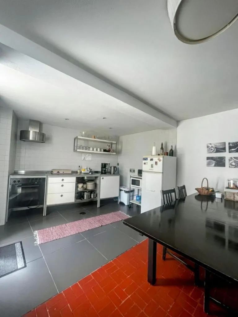 Communal kitchen in AirPorto Hostel