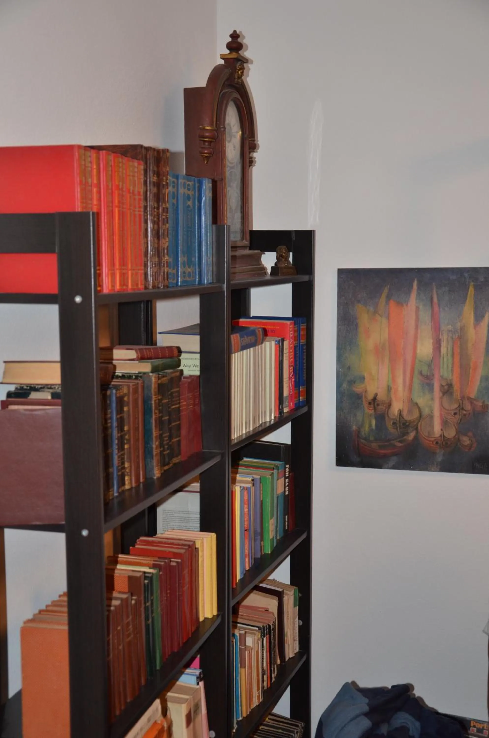 Library in AirPorto Hostel