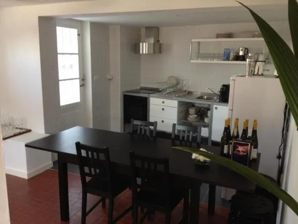 Dining area in AirPorto Hostel