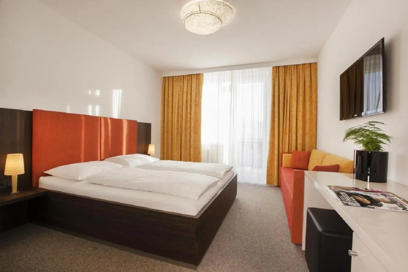 Landmark view, Bed in WIEDERERÖFFNUNG - TAUROA Schönberghof Spielberg