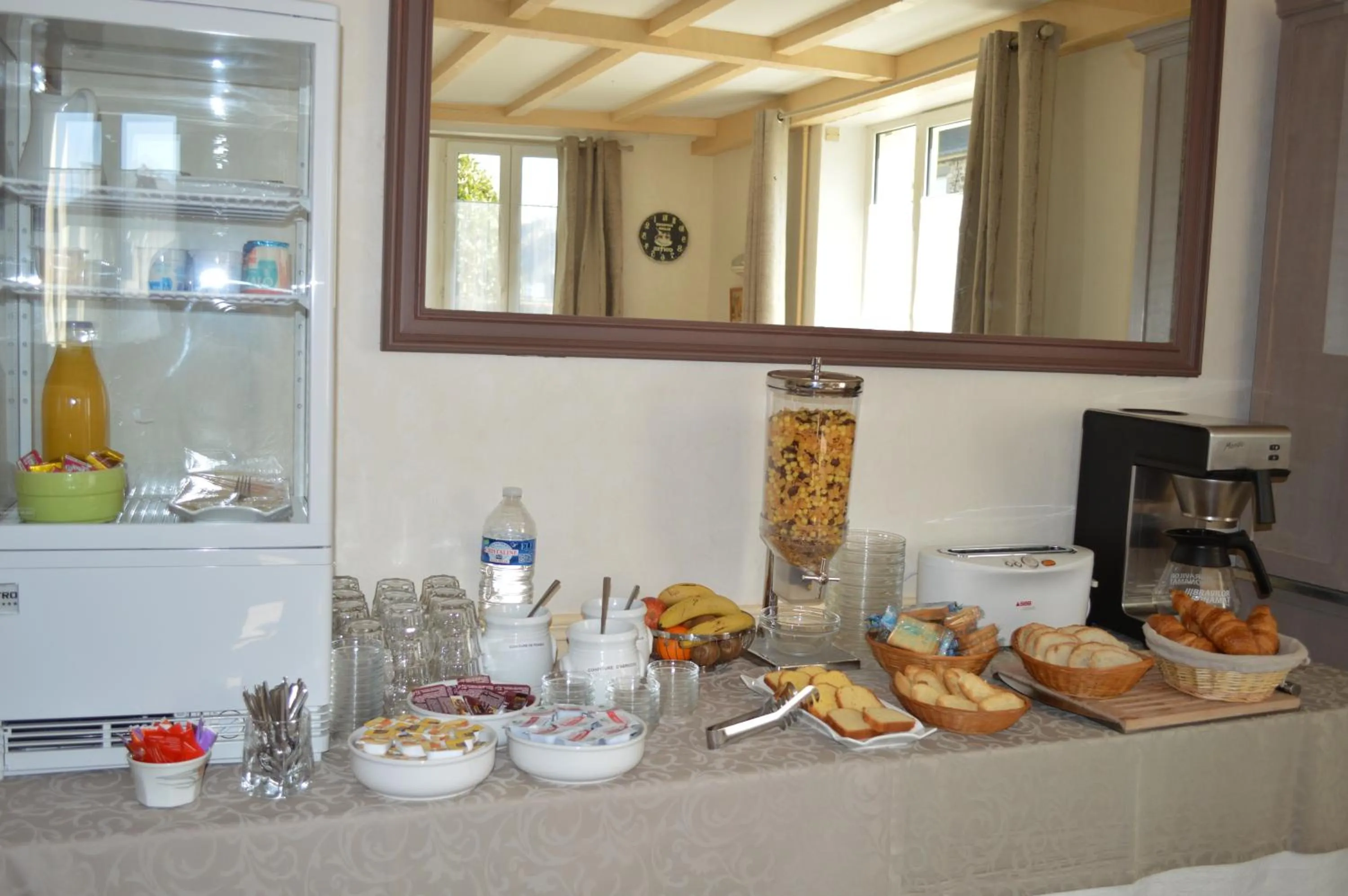 Food in Logis Hôtel Le Bretagne