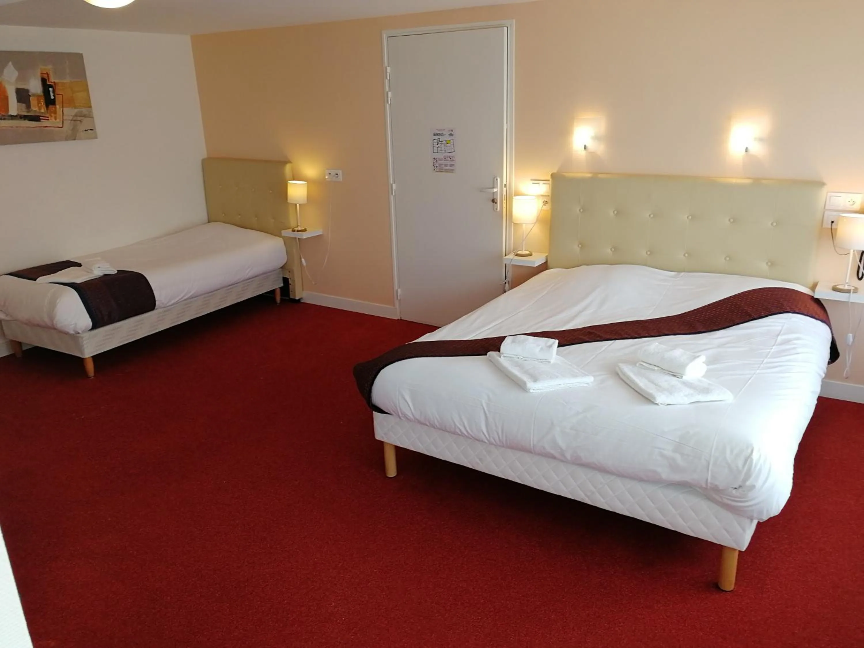 Bed in Logis Hôtel Le Bretagne