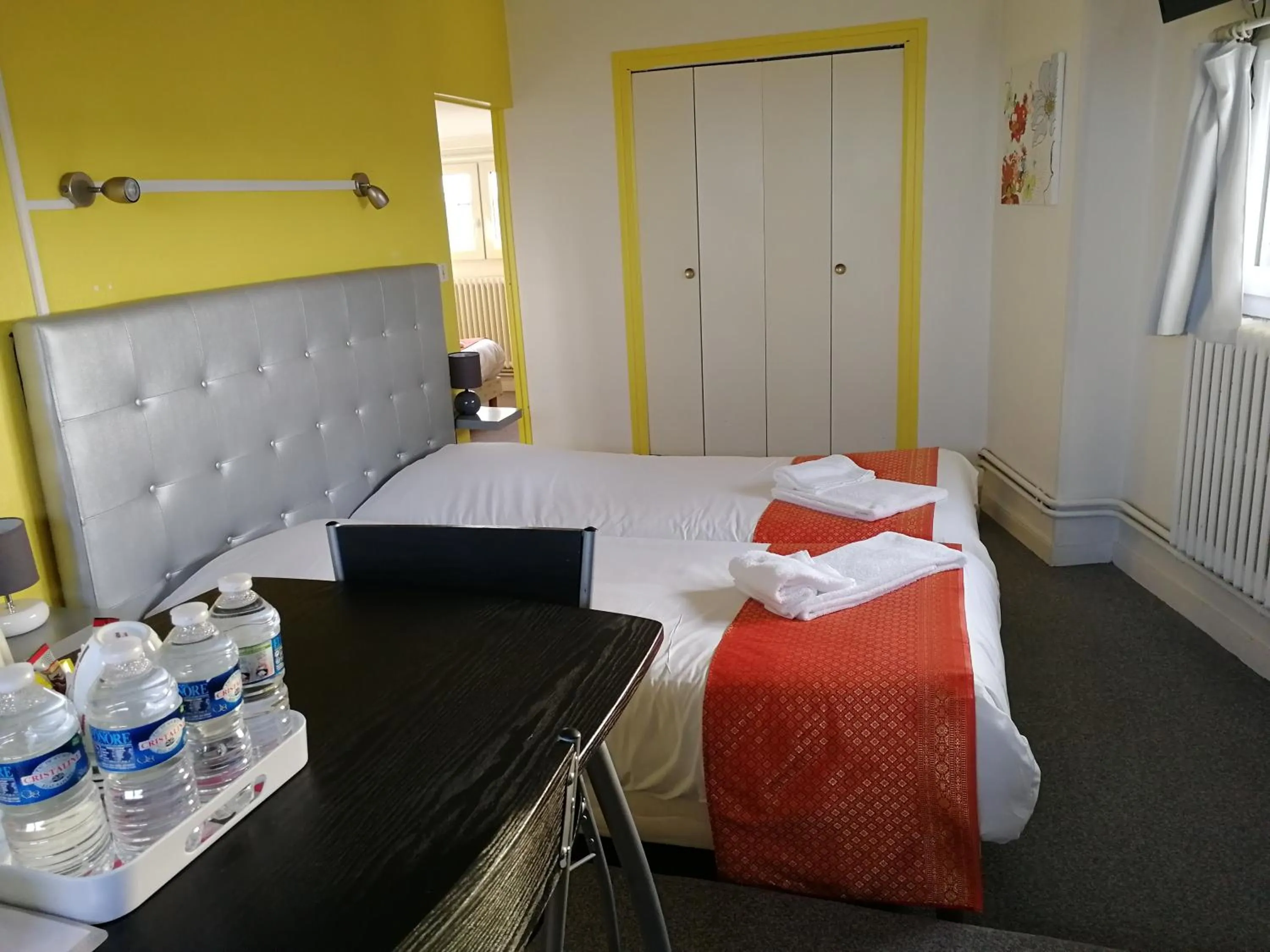 Bed in Logis Hôtel Le Bretagne