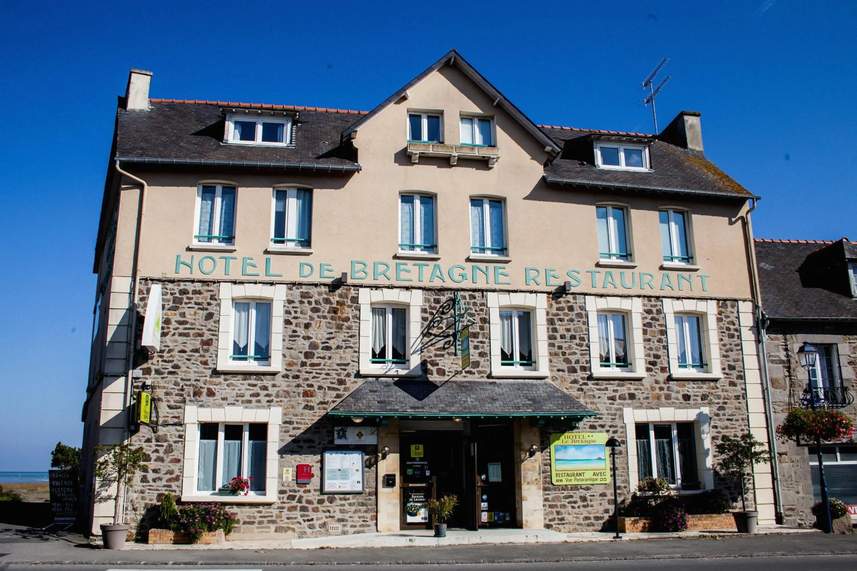 Property building in Logis Hôtel Le Bretagne