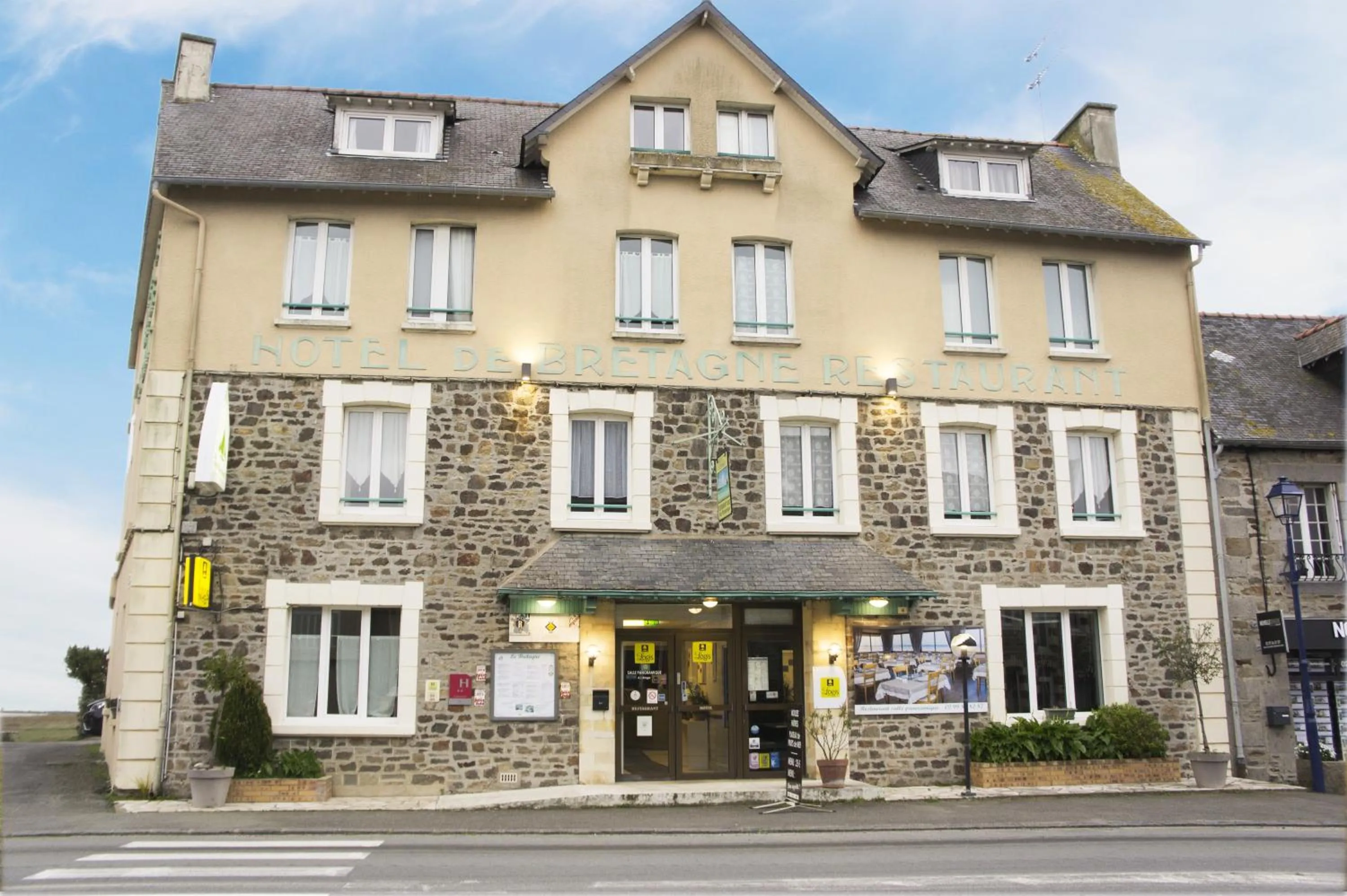 Property building in Logis Hôtel Le Bretagne