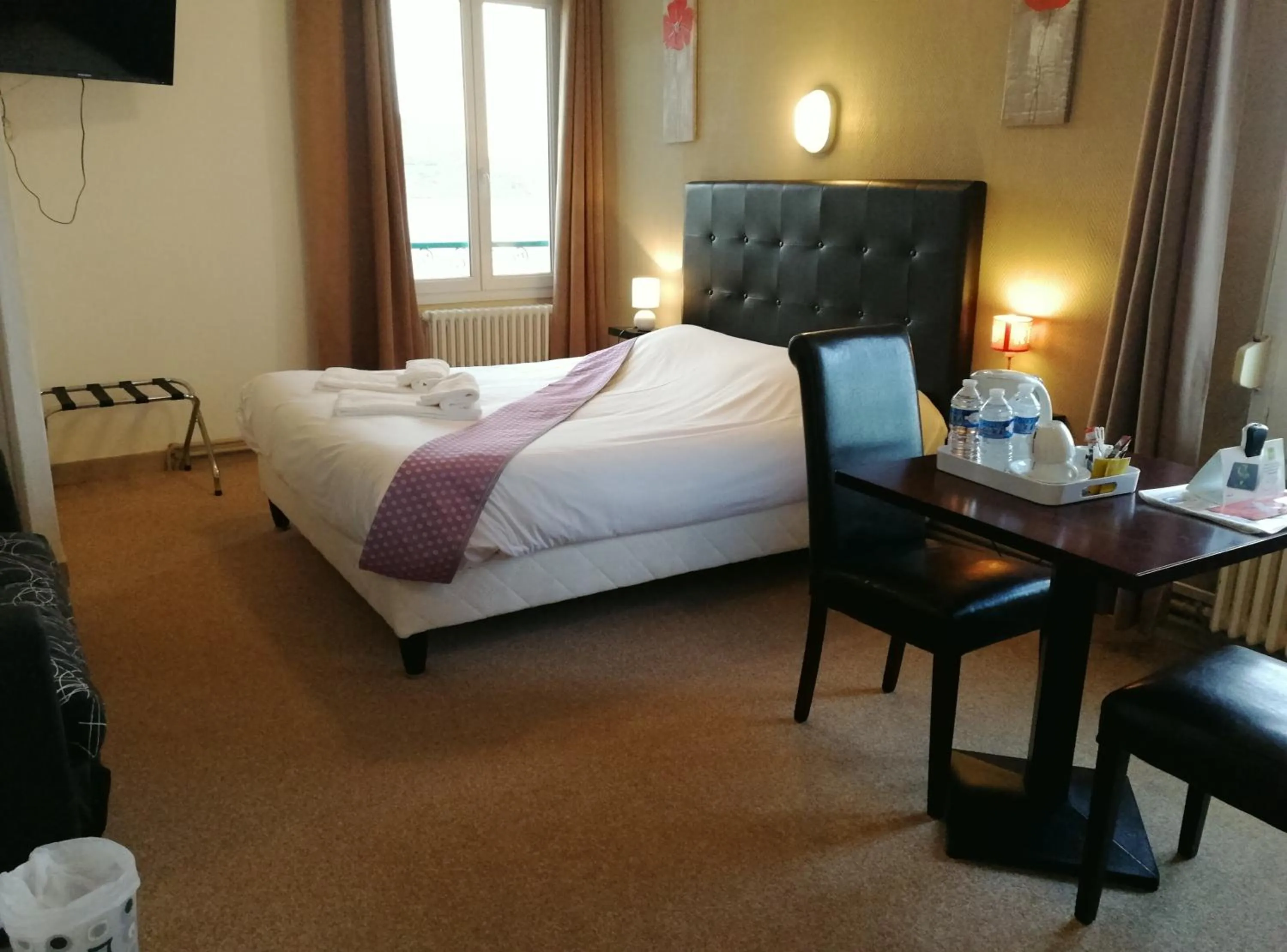 Bed in Logis Hôtel Le Bretagne