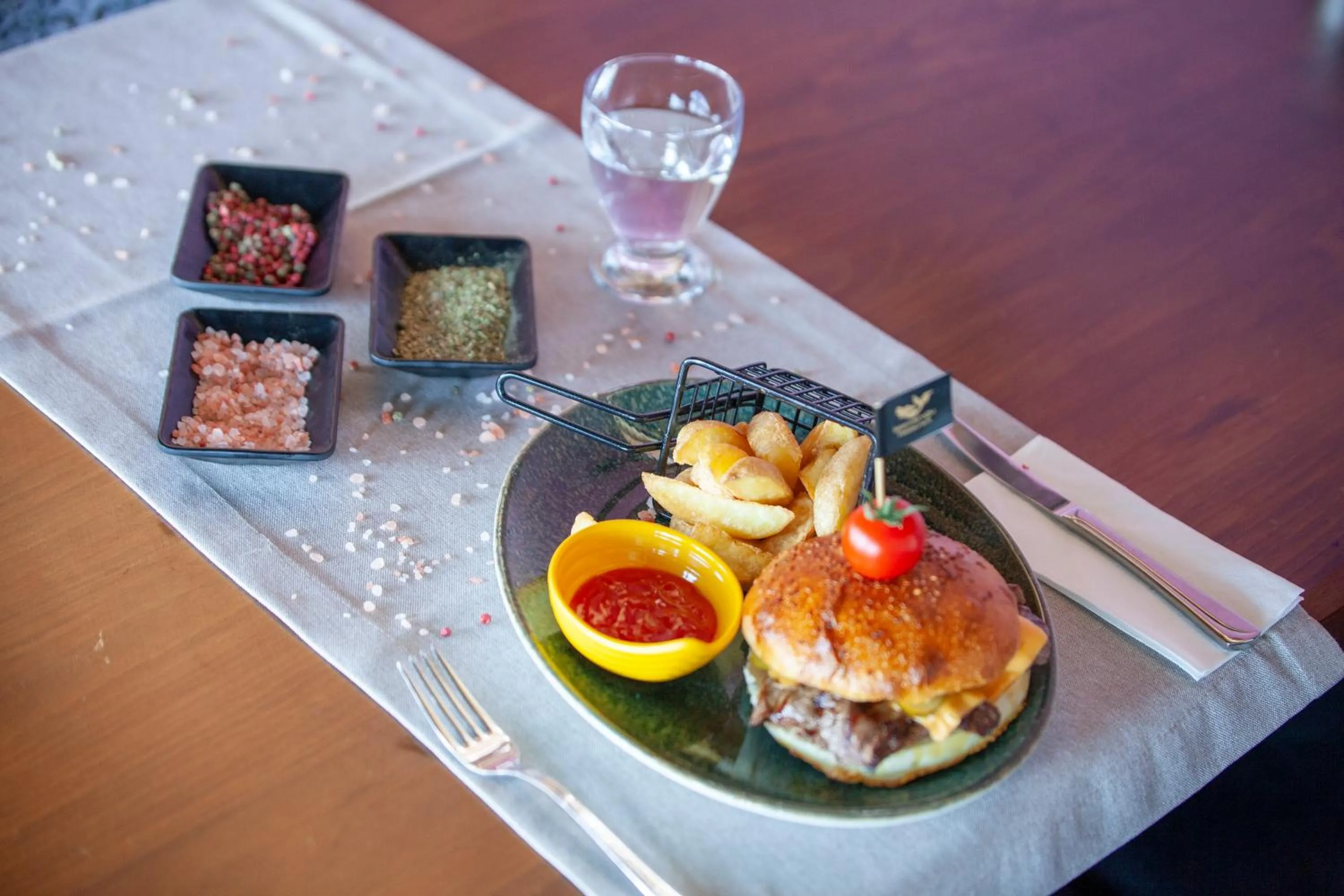 Restaurant/places to eat in AKCAKOCA EFTELYA OTEl