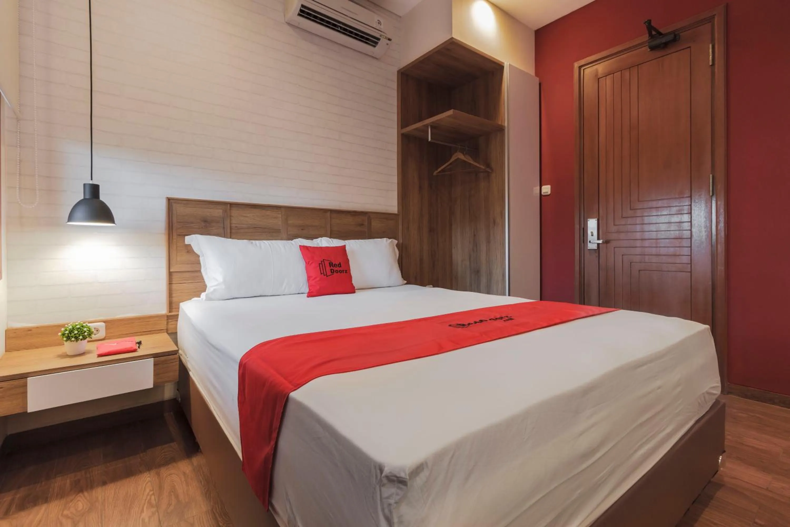 Bedroom, Bed in RedDoorz Plus @ CBD Bintaro
