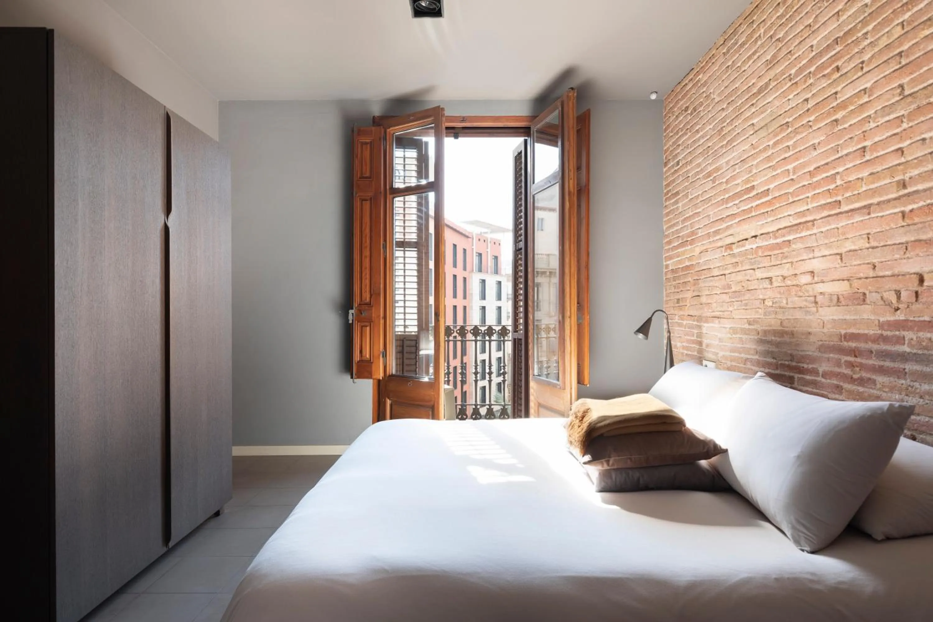 View (from property/room), Bed in DestinationBCN Universitat Apartments