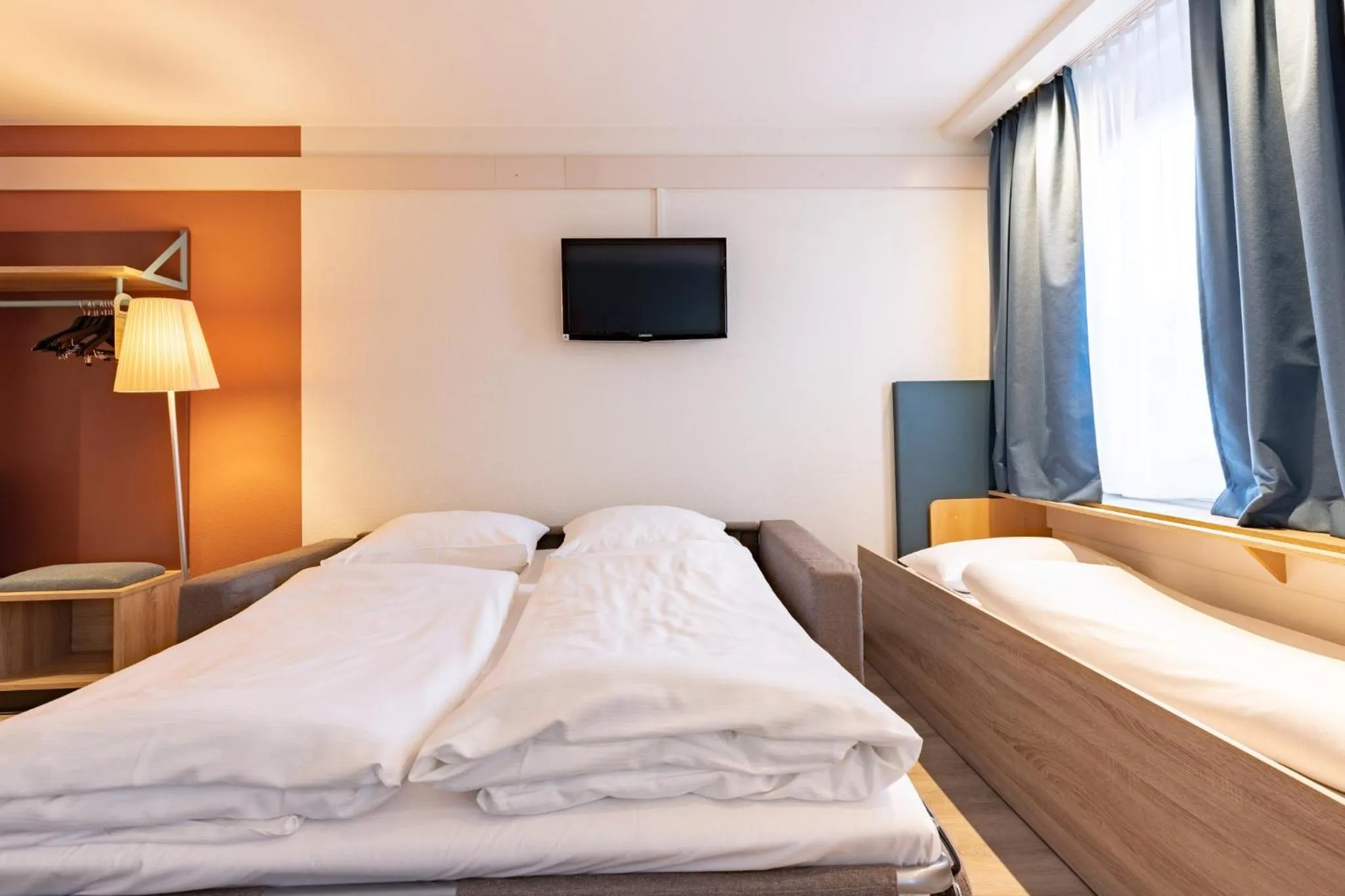 Photo of the whole room, Bed in Garner Hotel Osnabrück by IHG