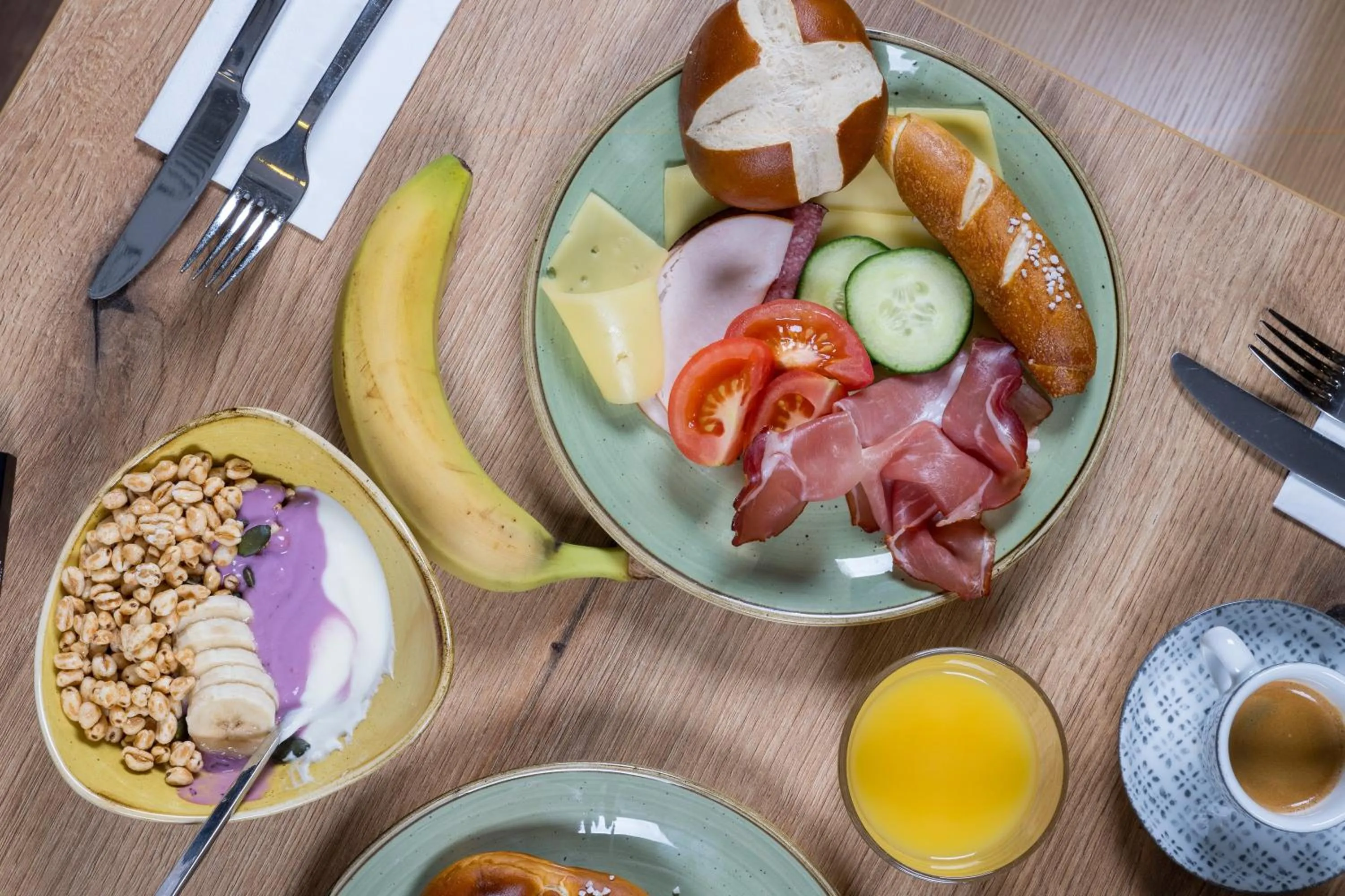 Restaurant/places to eat in Garner Hotel Osnabrück by IHG