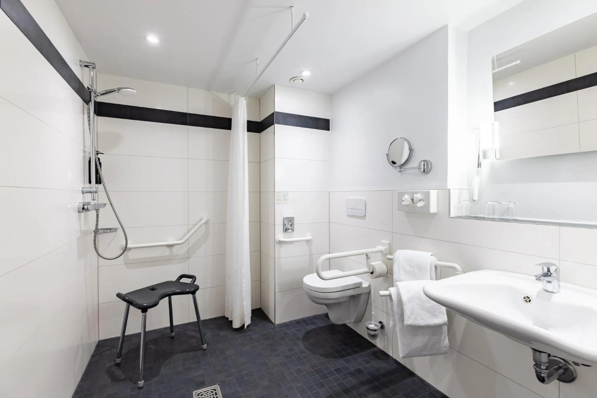 Bathroom in Garner Hotel Osnabrück by IHG