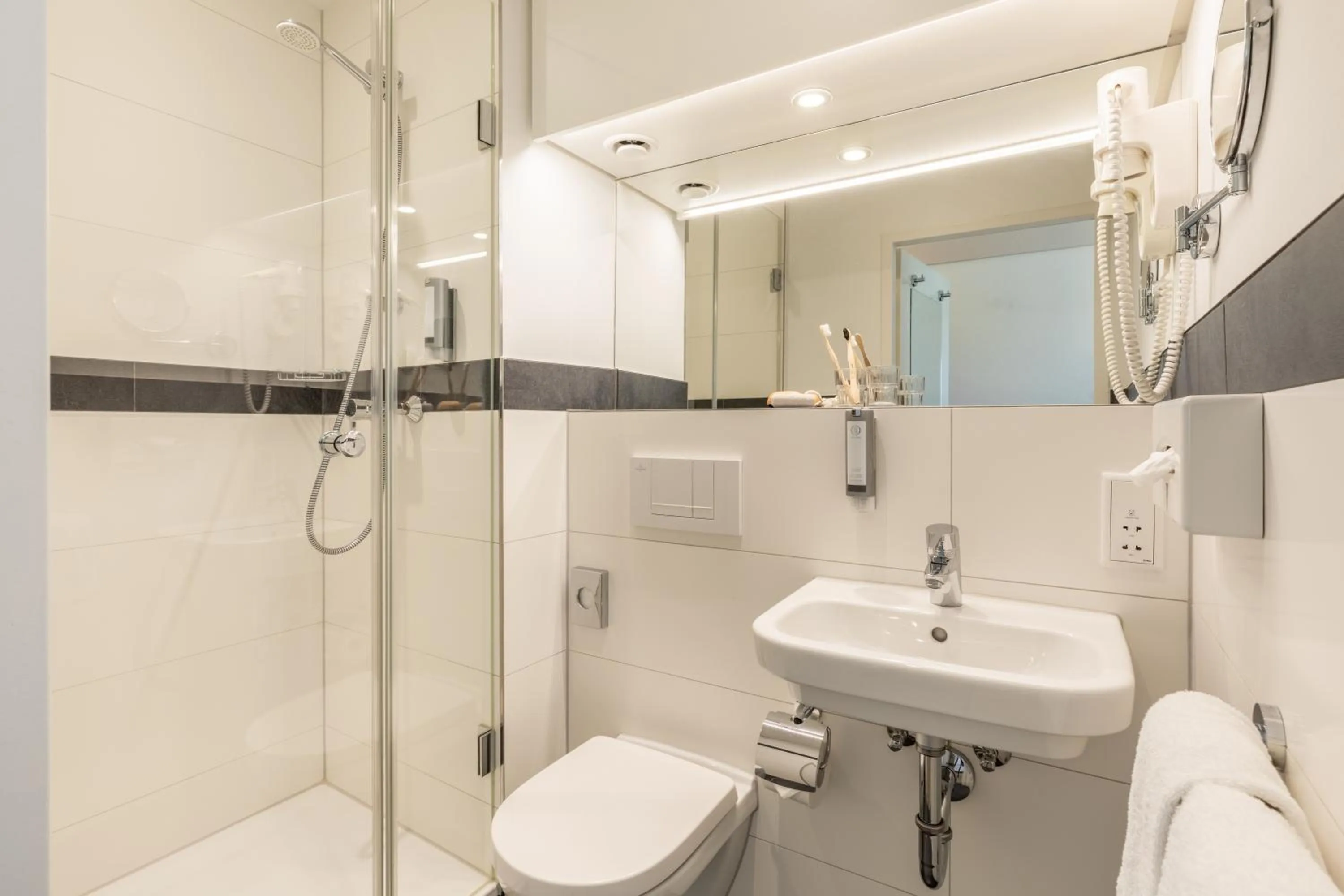 Bathroom in Garner Hotel Osnabrück by IHG