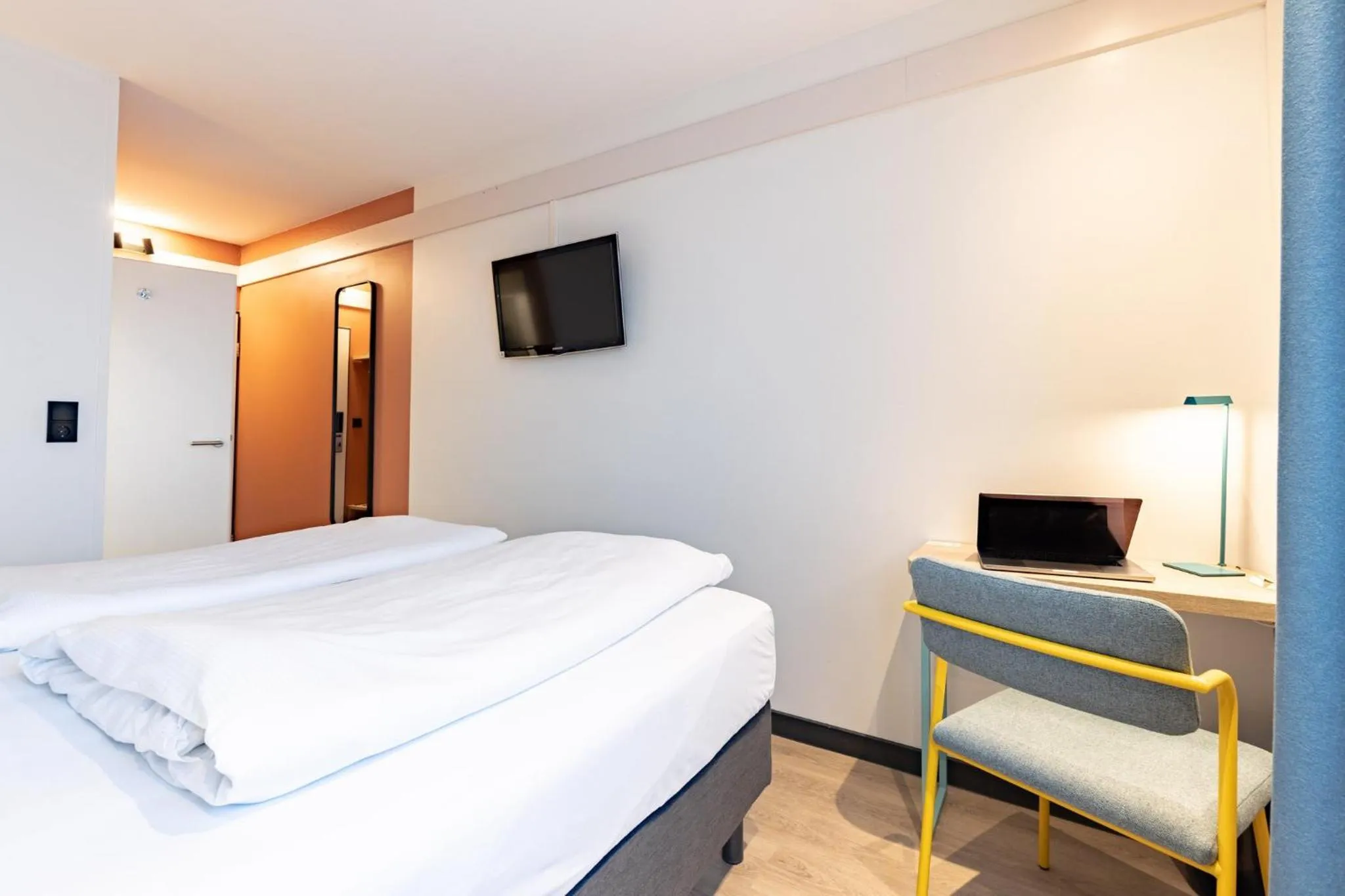 Photo of the whole room, Bed in Garner Hotel Osnabrück by IHG