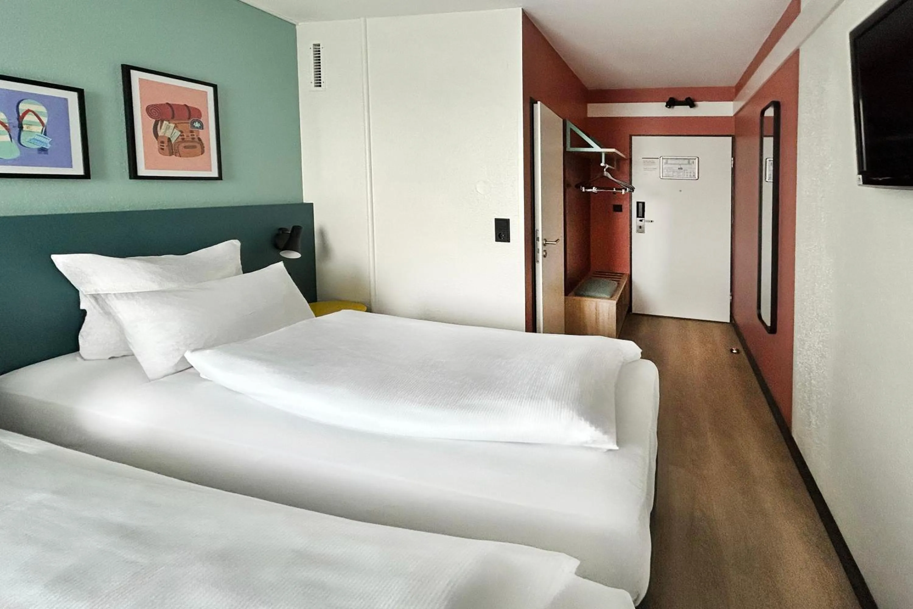 Photo of the whole room, Bed in Garner Hotel Osnabrück by IHG