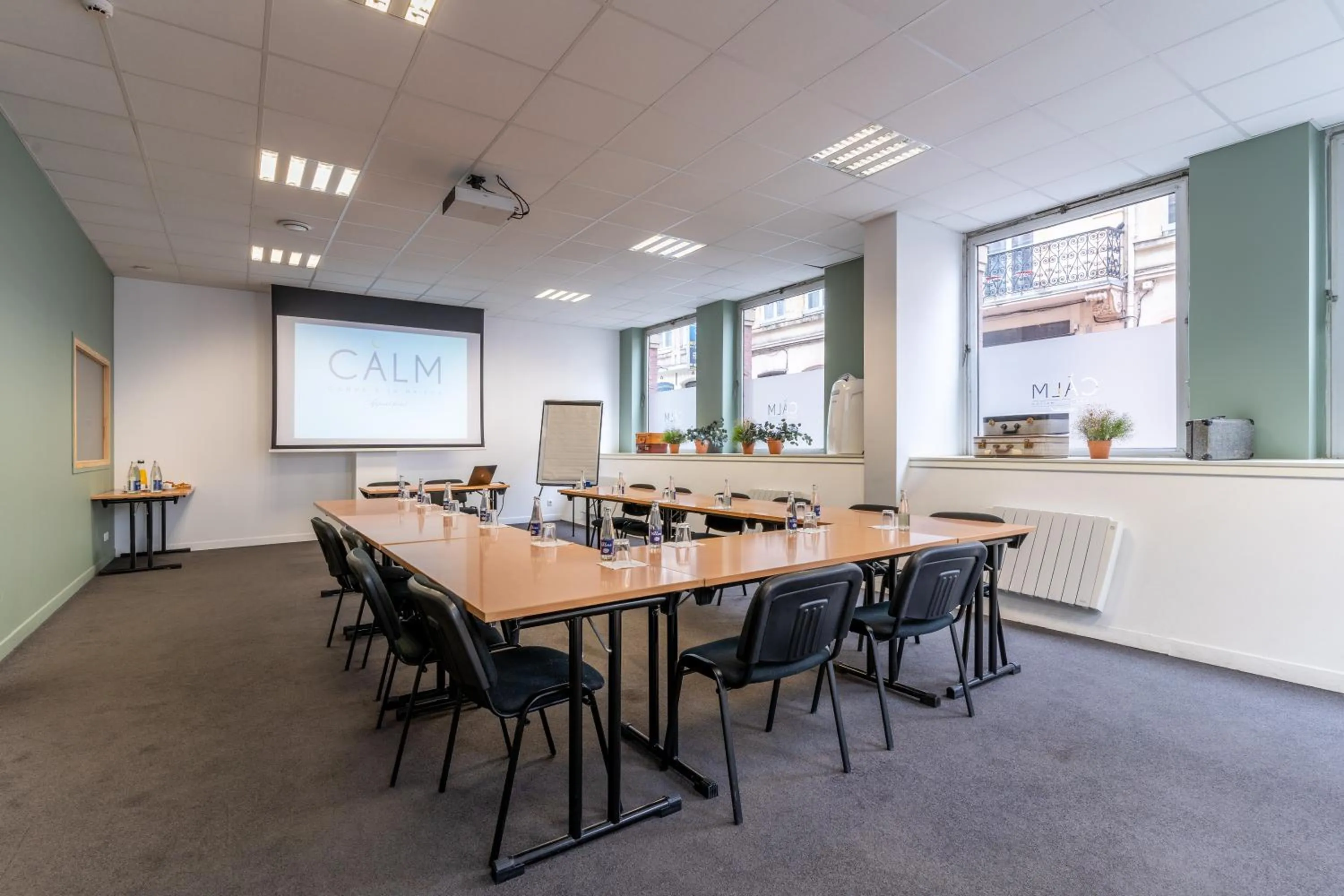 Meeting/conference room in CALM Appart' & Hostel