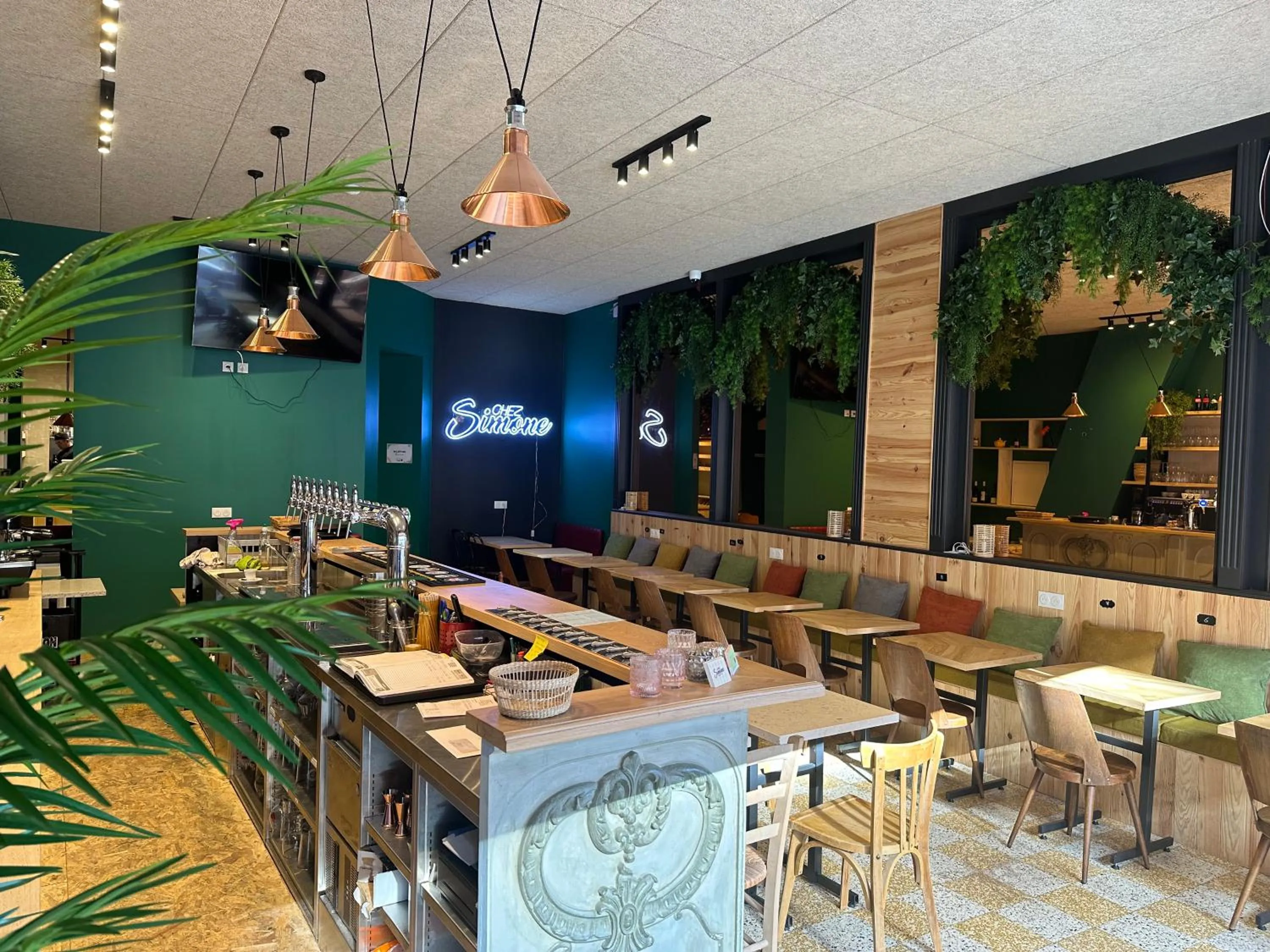 Restaurant/places to eat in CALM Appart' & Hostel