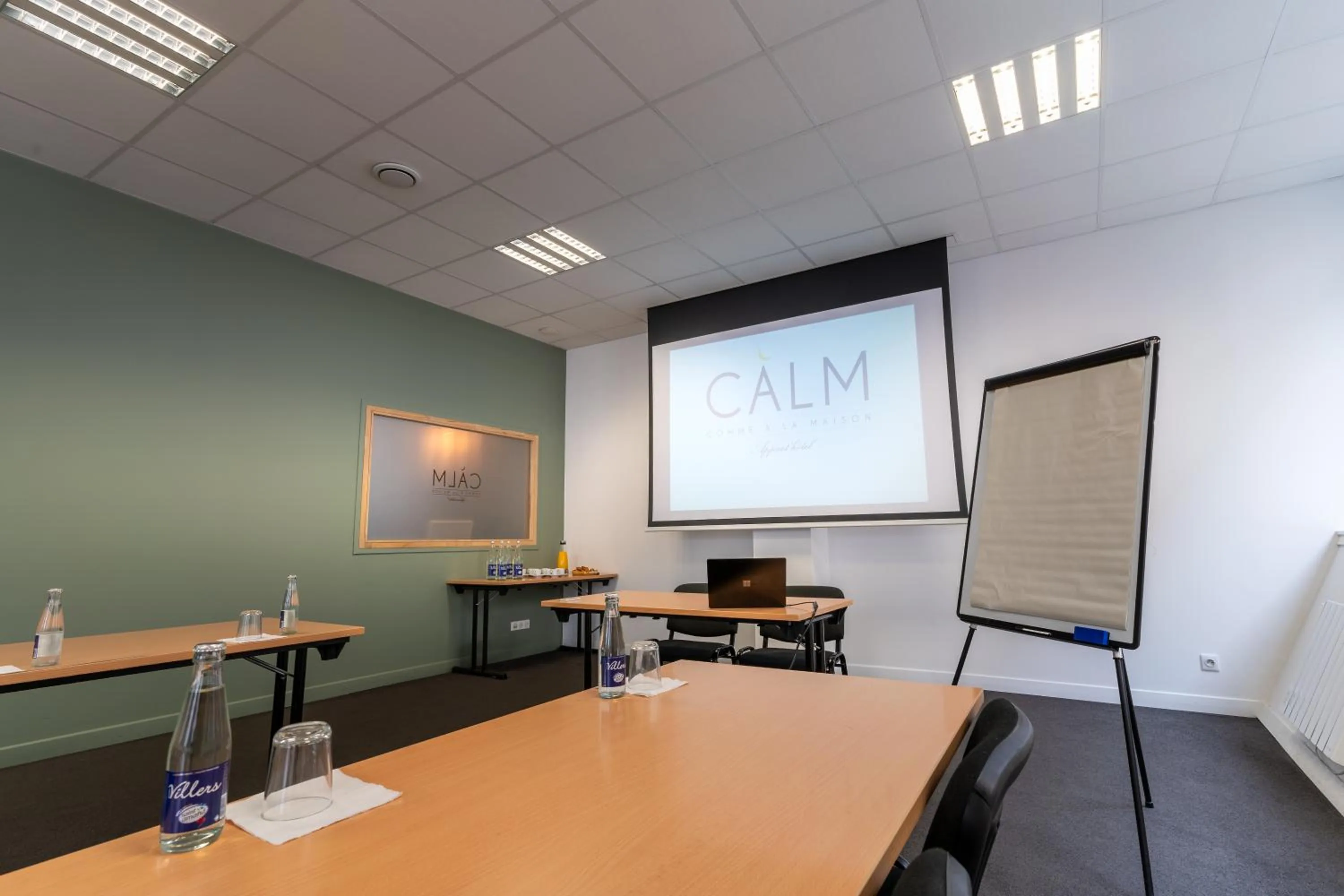 Meeting/conference room in CALM Appart' & Hostel