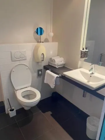 Bathroom in Hôtel De La Vallée