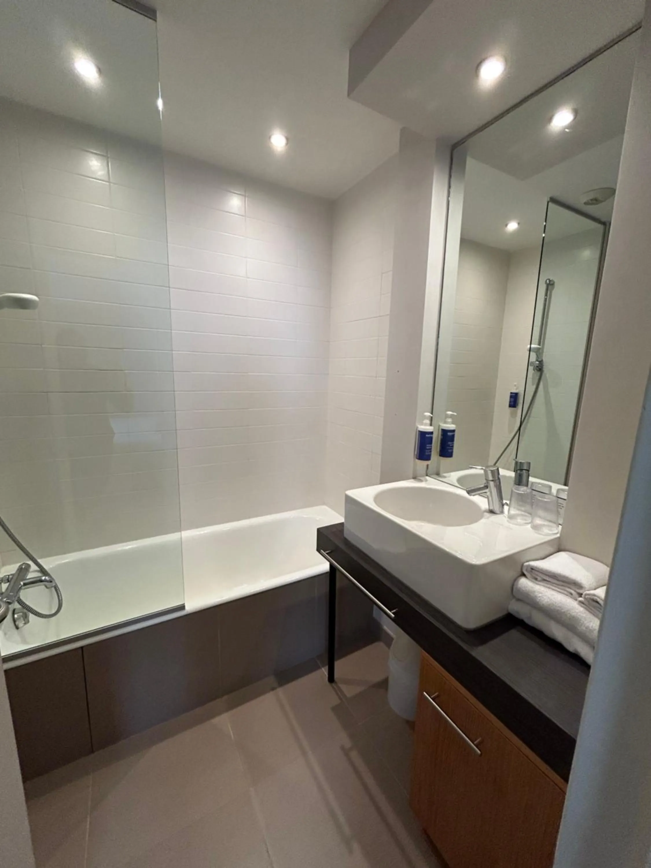 Bathroom in Hôtel De La Vallée