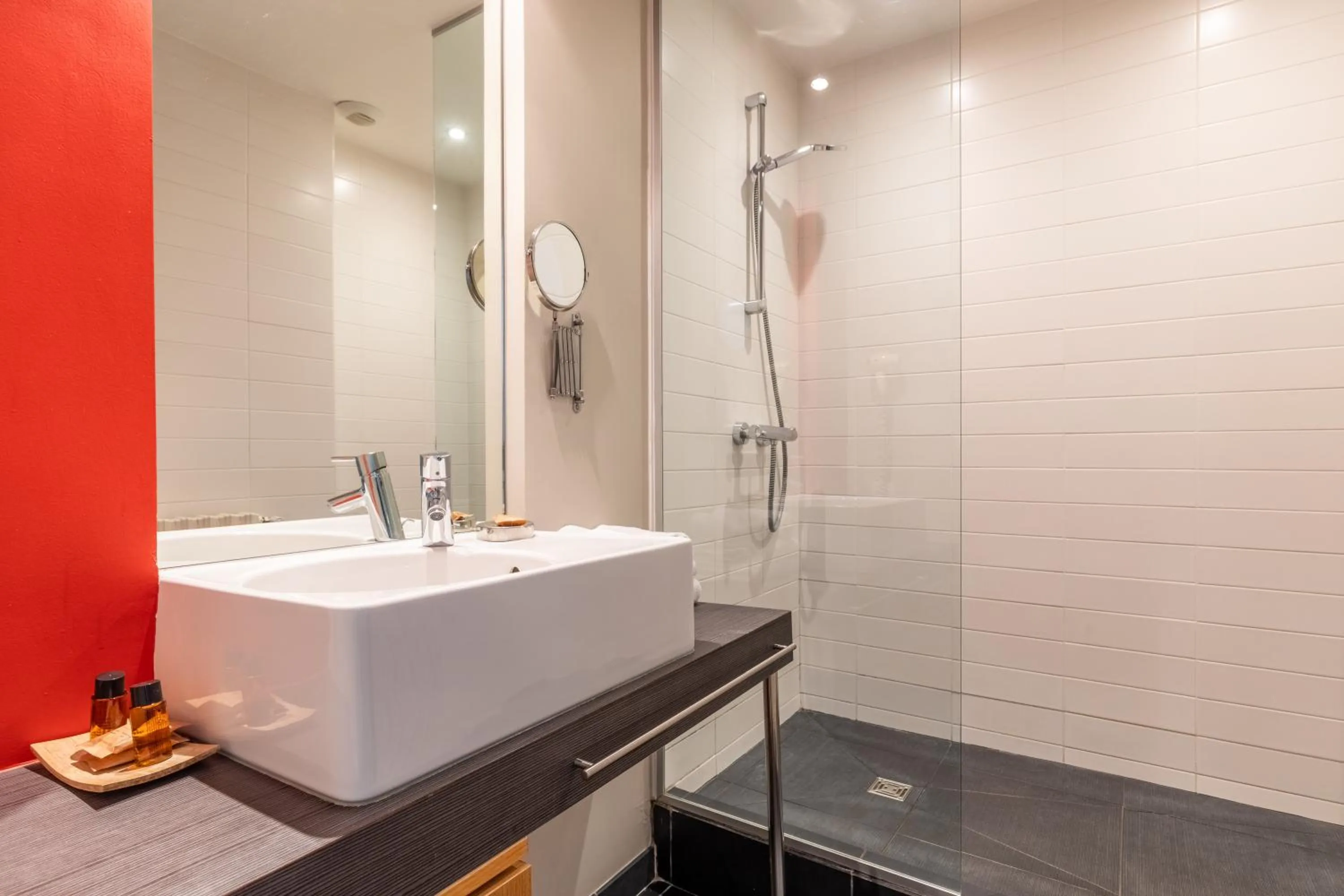 Shower in Hôtel De La Vallée