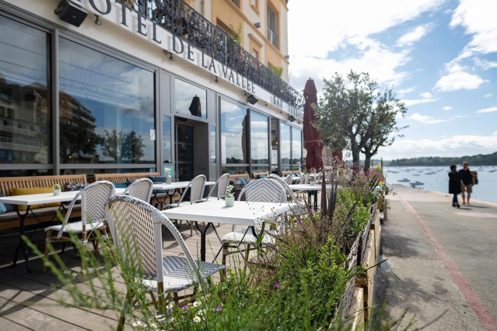 Property building in Hôtel De La Vallée