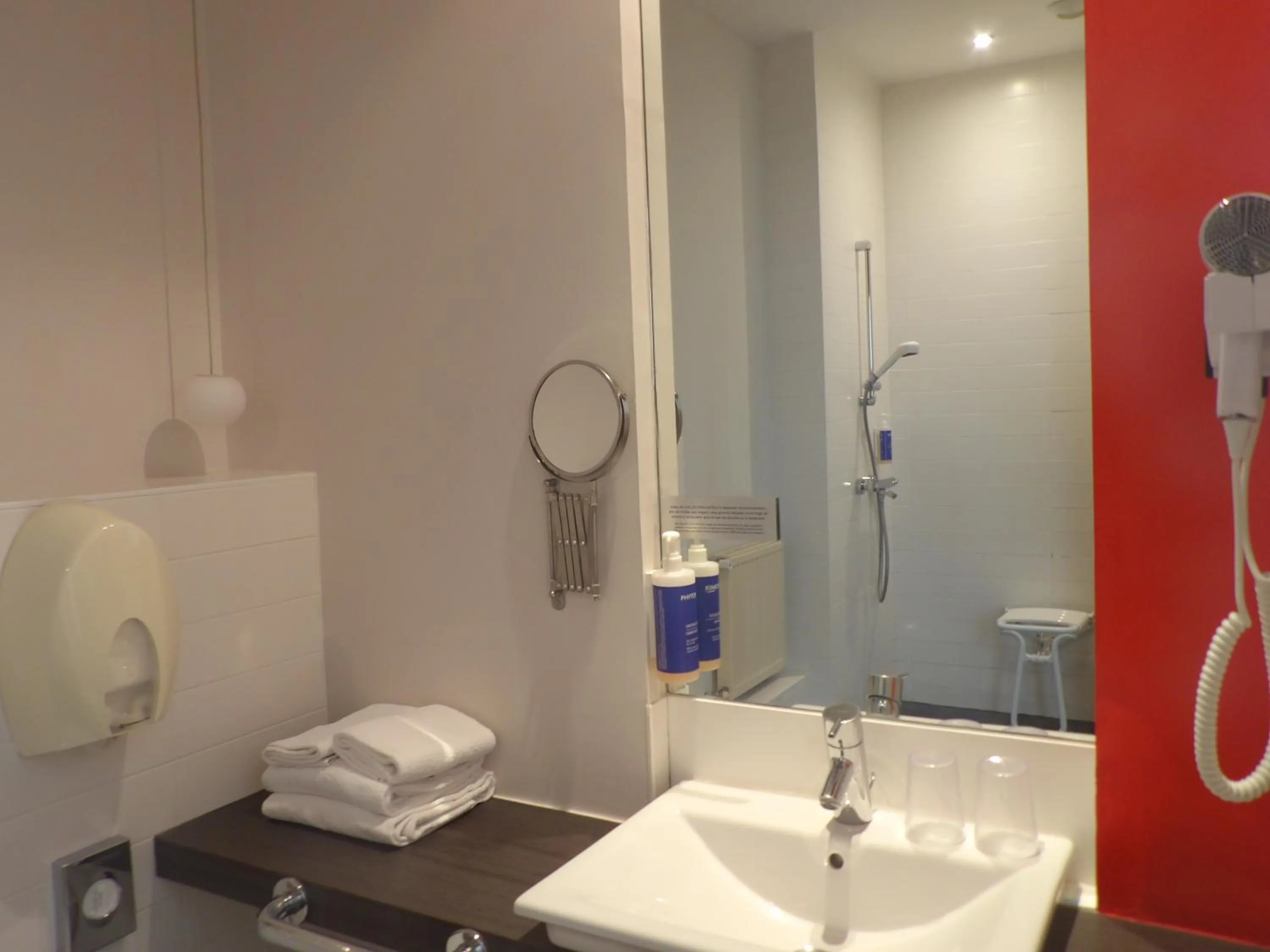 Bathroom in Hôtel De La Vallée