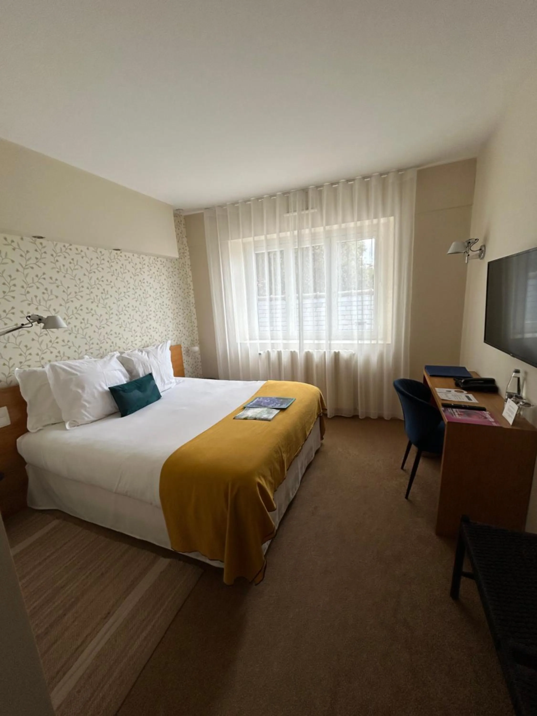 Photo of the whole room, Bed in Hôtel De La Vallée