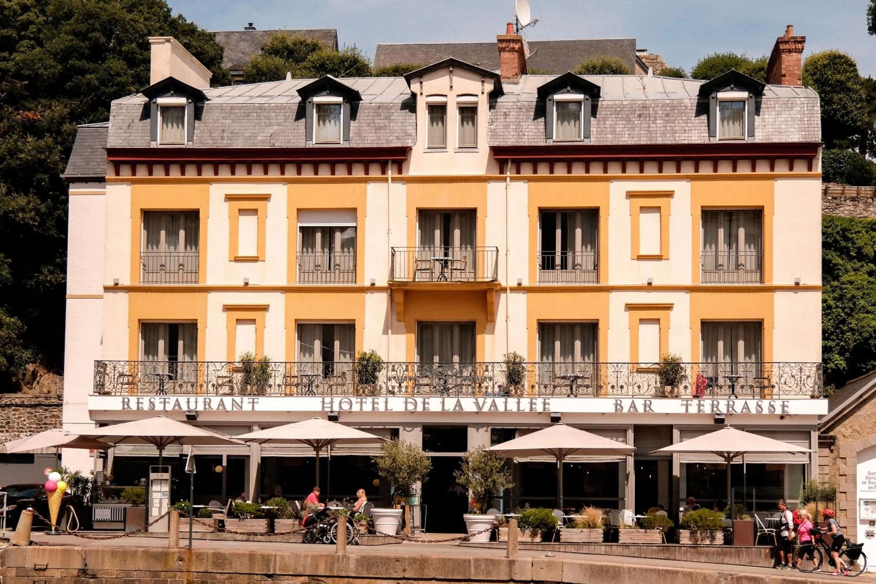 Property building in Hôtel De La Vallée