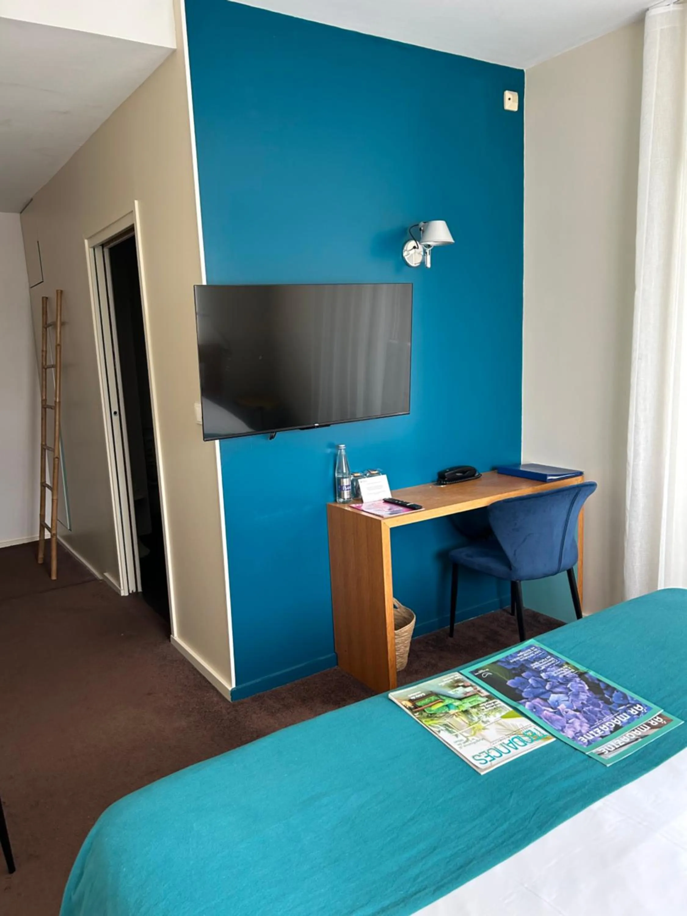 Photo of the whole room, Bed in Hôtel De La Vallée