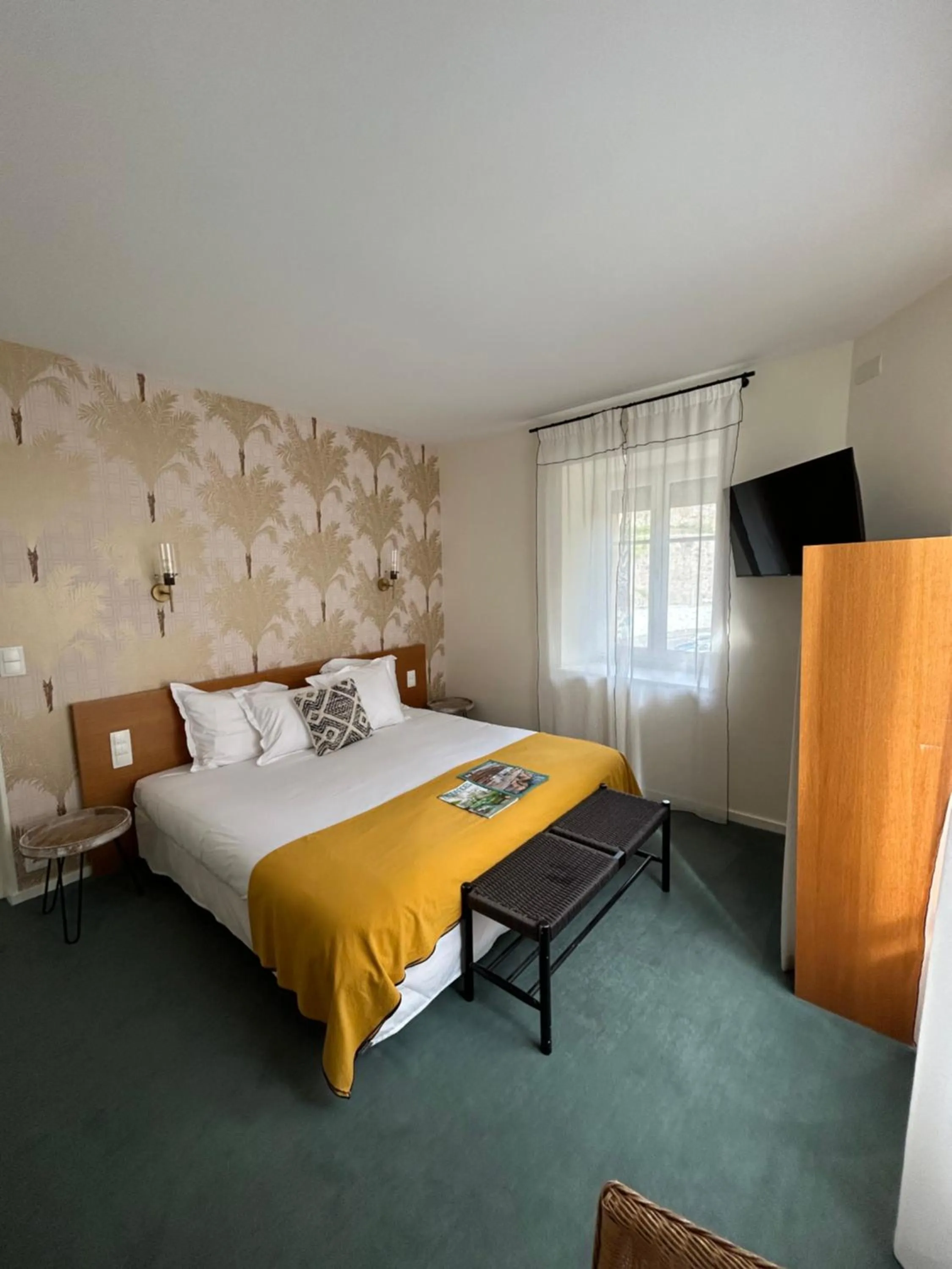 Photo of the whole room, Bed in Hôtel De La Vallée