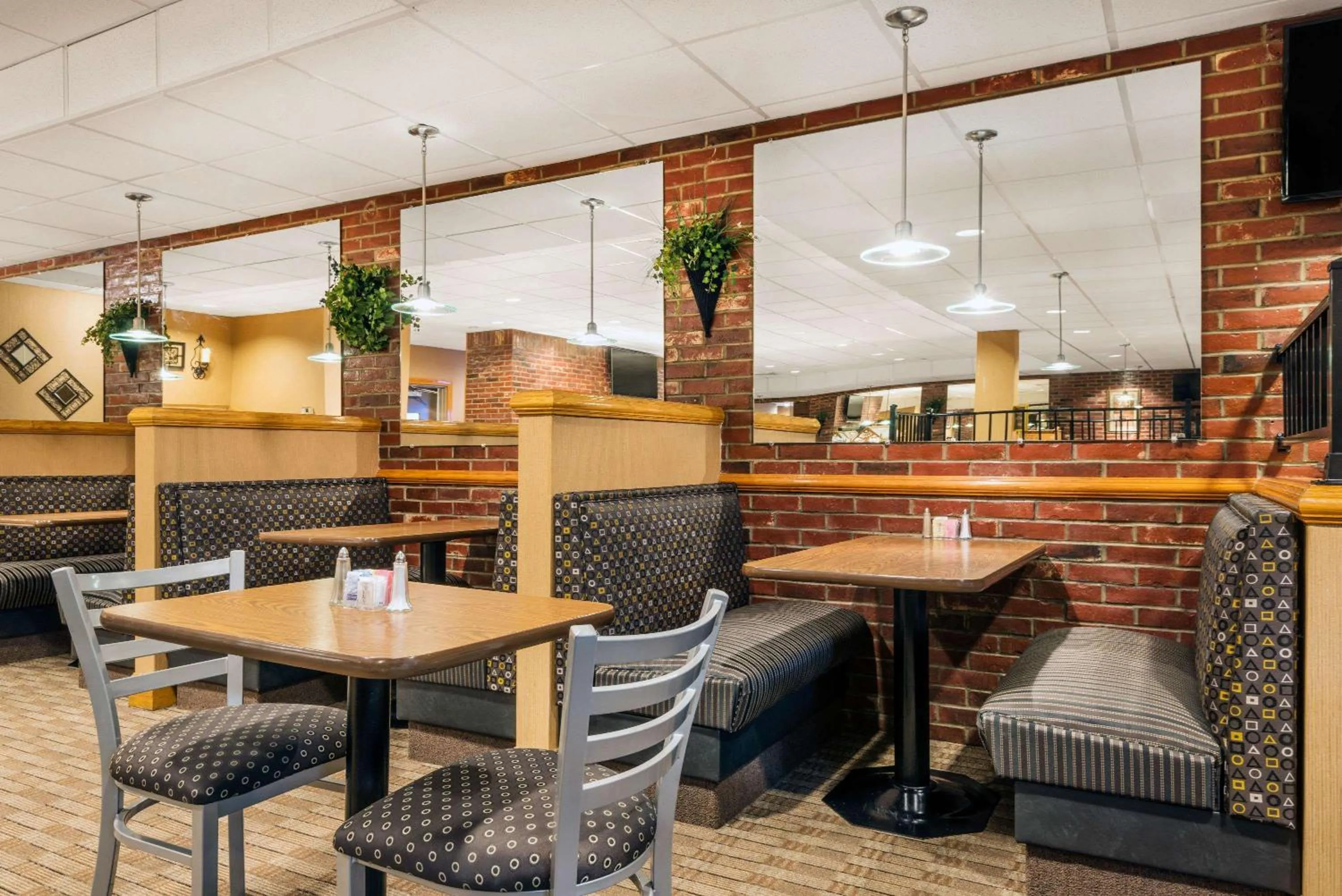 Restaurant/places to eat in Ramada by Wyndham Paintsville Hotel & Conference Center