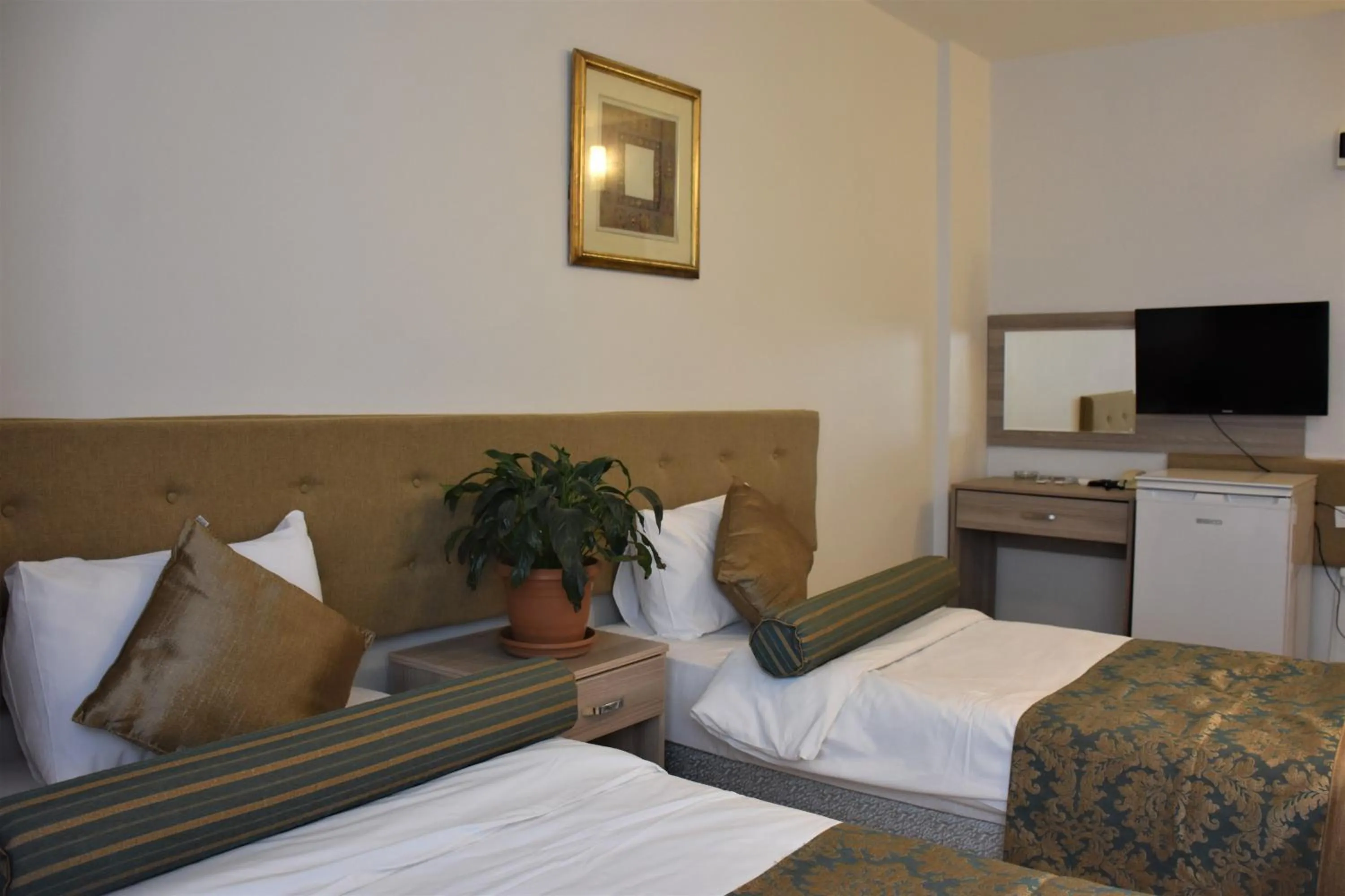 Communal lounge/ TV room, Bed in DİNAR HOTEL