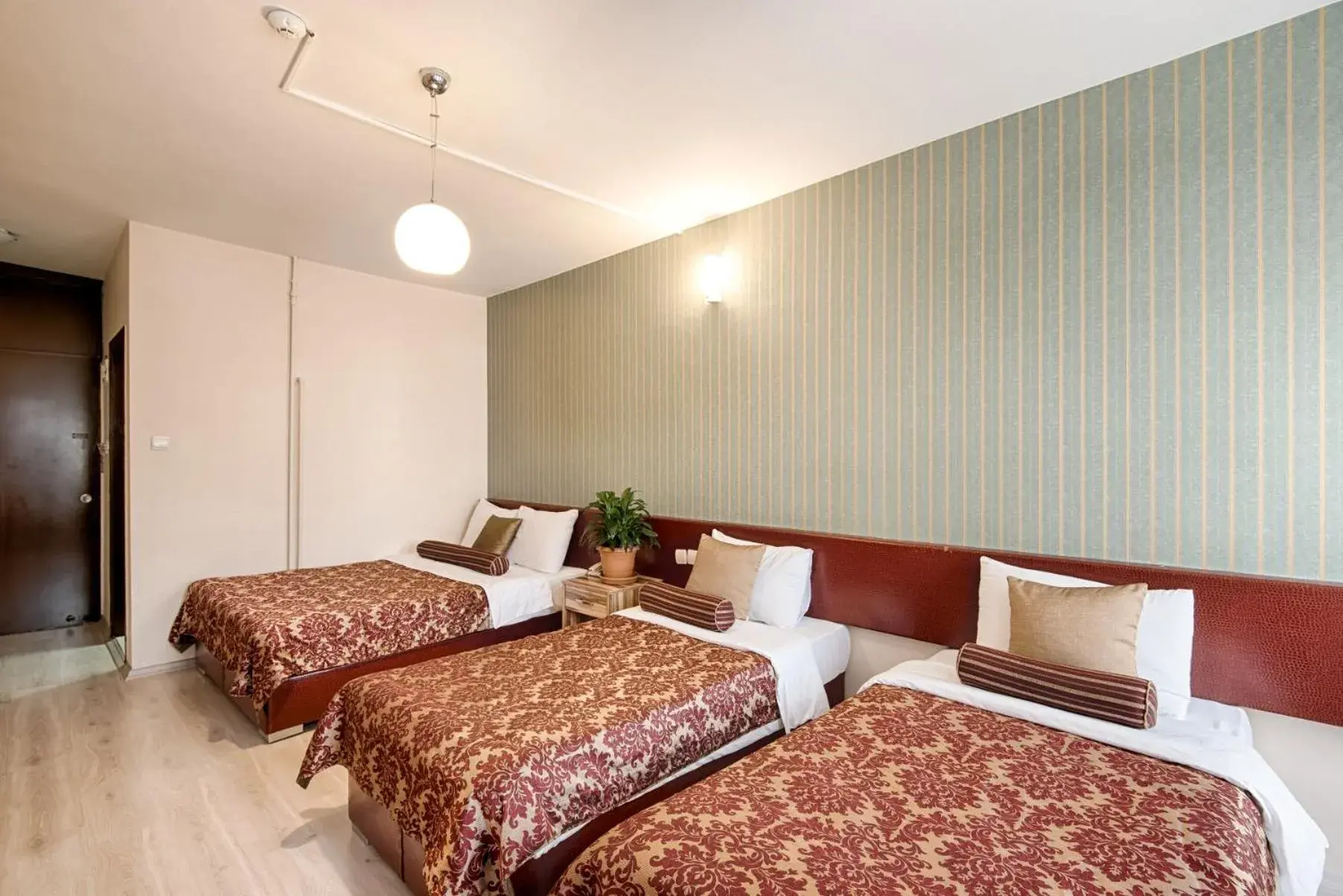 Triple Room in DİNAR HOTEL Triple Room in DİNAR HOTEL