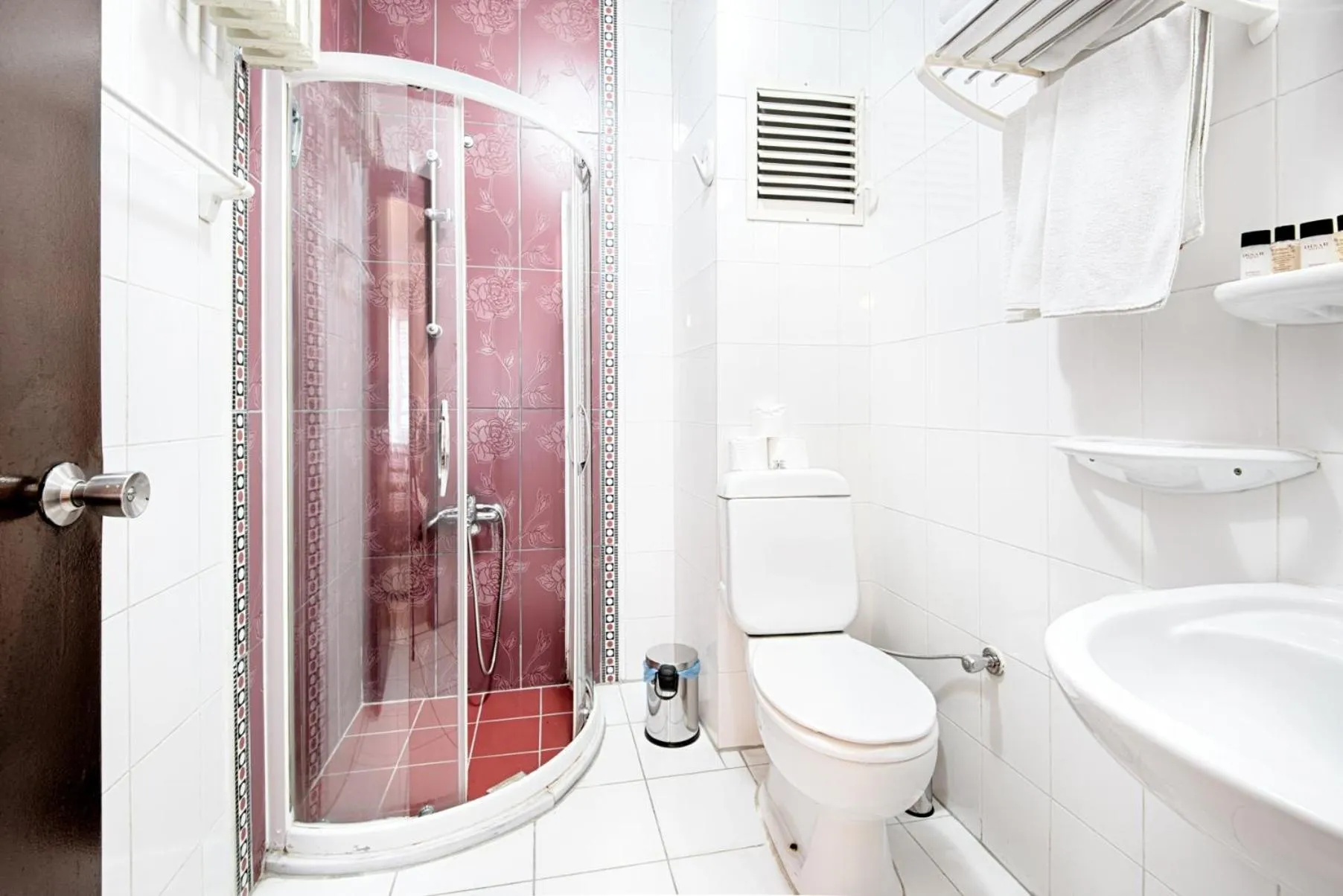 Toilet in DİNAR HOTEL