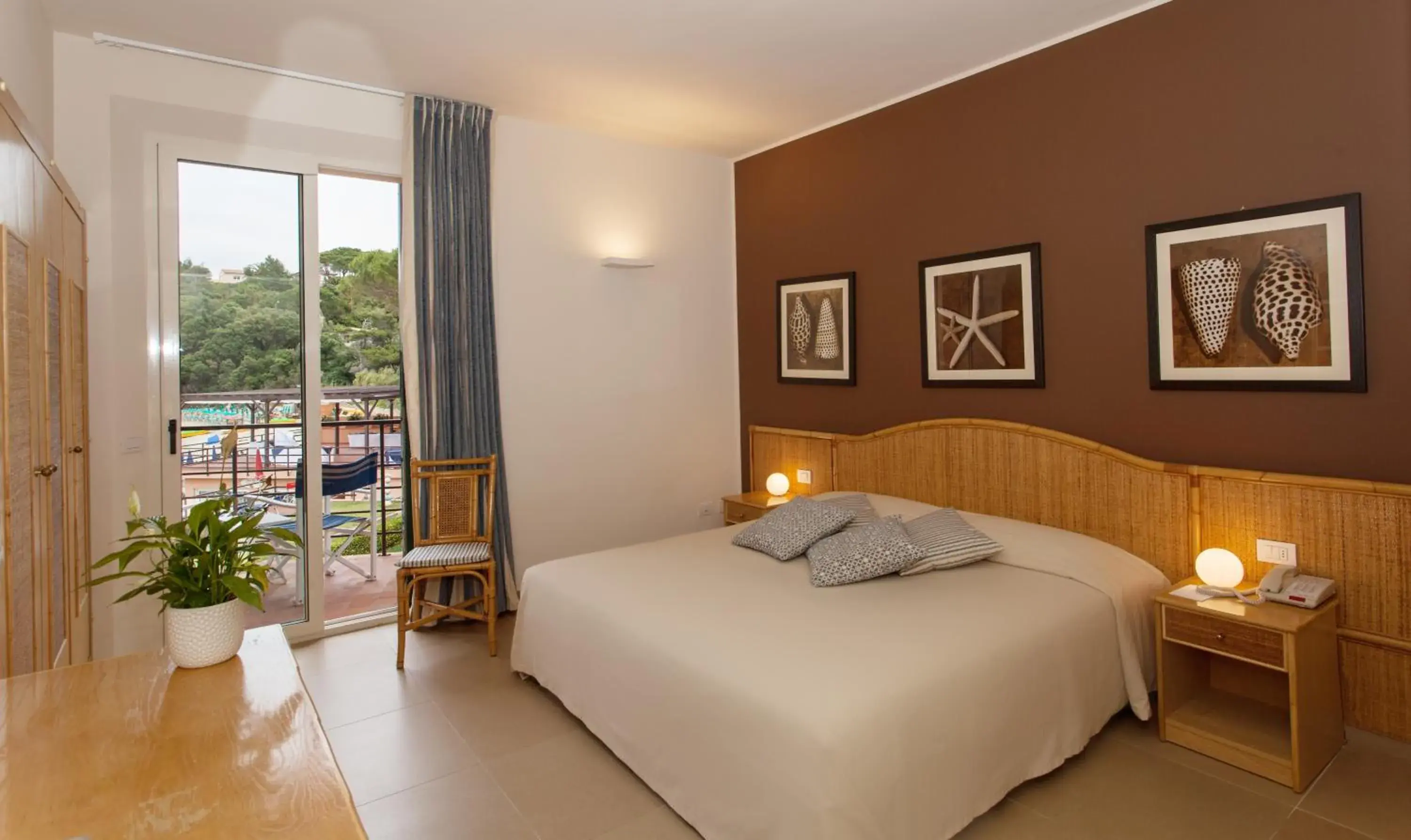 Superior Double or Twin Room with Side Sea View in Hotel Desiree Superior Double or Twin Room with Side Sea View in Hotel Desiree